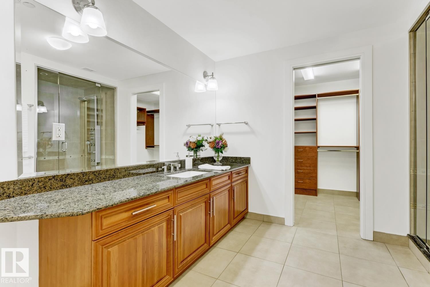1900 10035 Saskatchewan Drive, Edmonton, AB - Indoor Photo Showing Bathroom