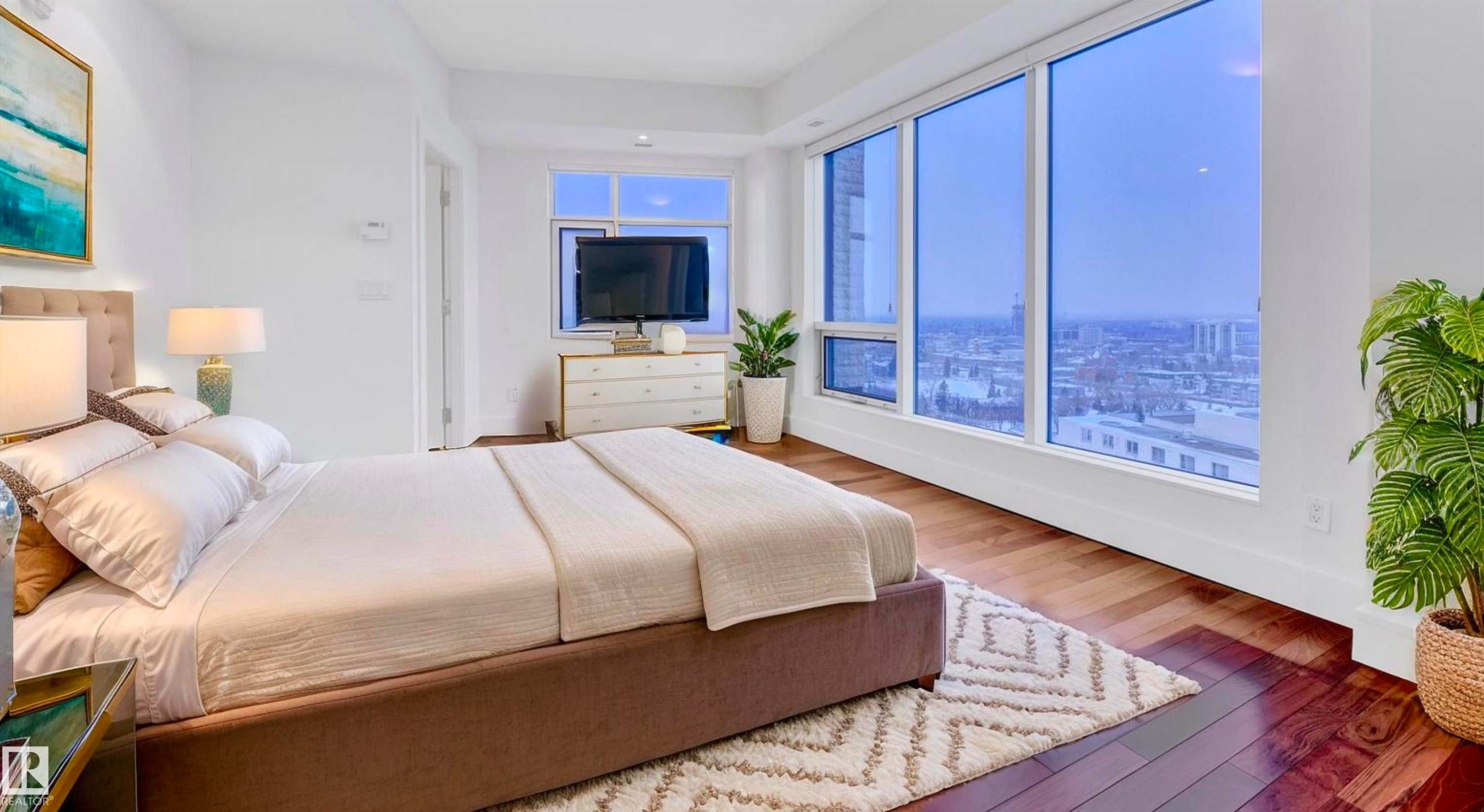 1900 10035 Saskatchewan Drive, Edmonton, AB - Indoor Photo Showing Bedroom