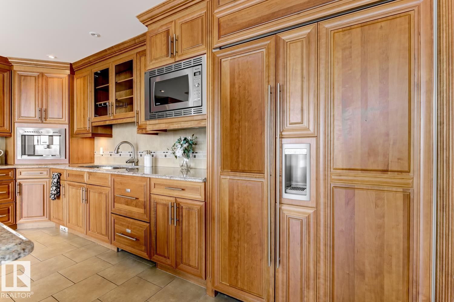 1900 10035 Saskatchewan Drive, Edmonton, AB - Indoor Photo Showing Kitchen