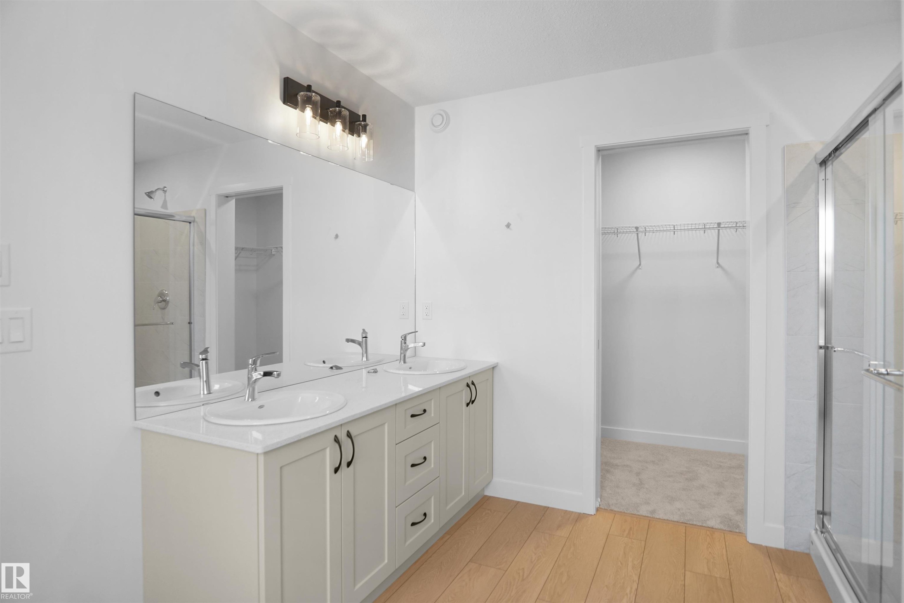 1332 11 Avenue, Edmonton, AB - Indoor Photo Showing Bathroom