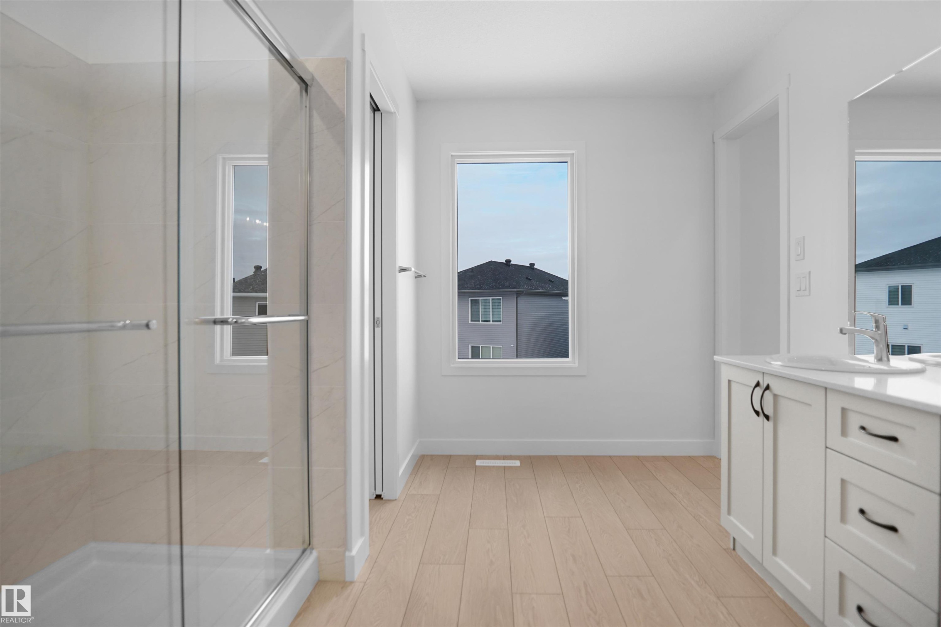 1332 11 Avenue, Edmonton, AB - Indoor Photo Showing Bathroom