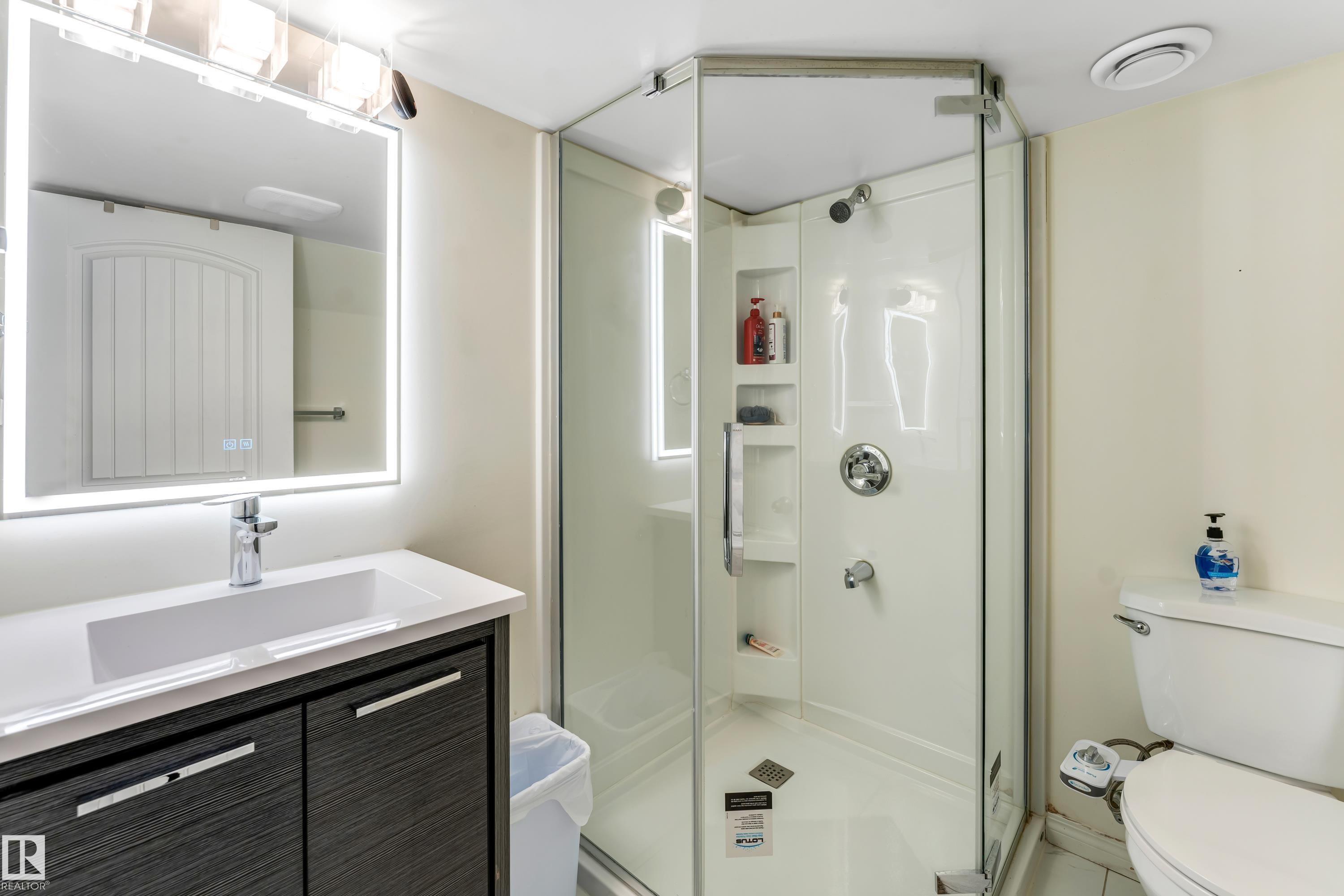 463 Tamarack Green Nw, Edmonton, AB - Indoor Photo Showing Bathroom
