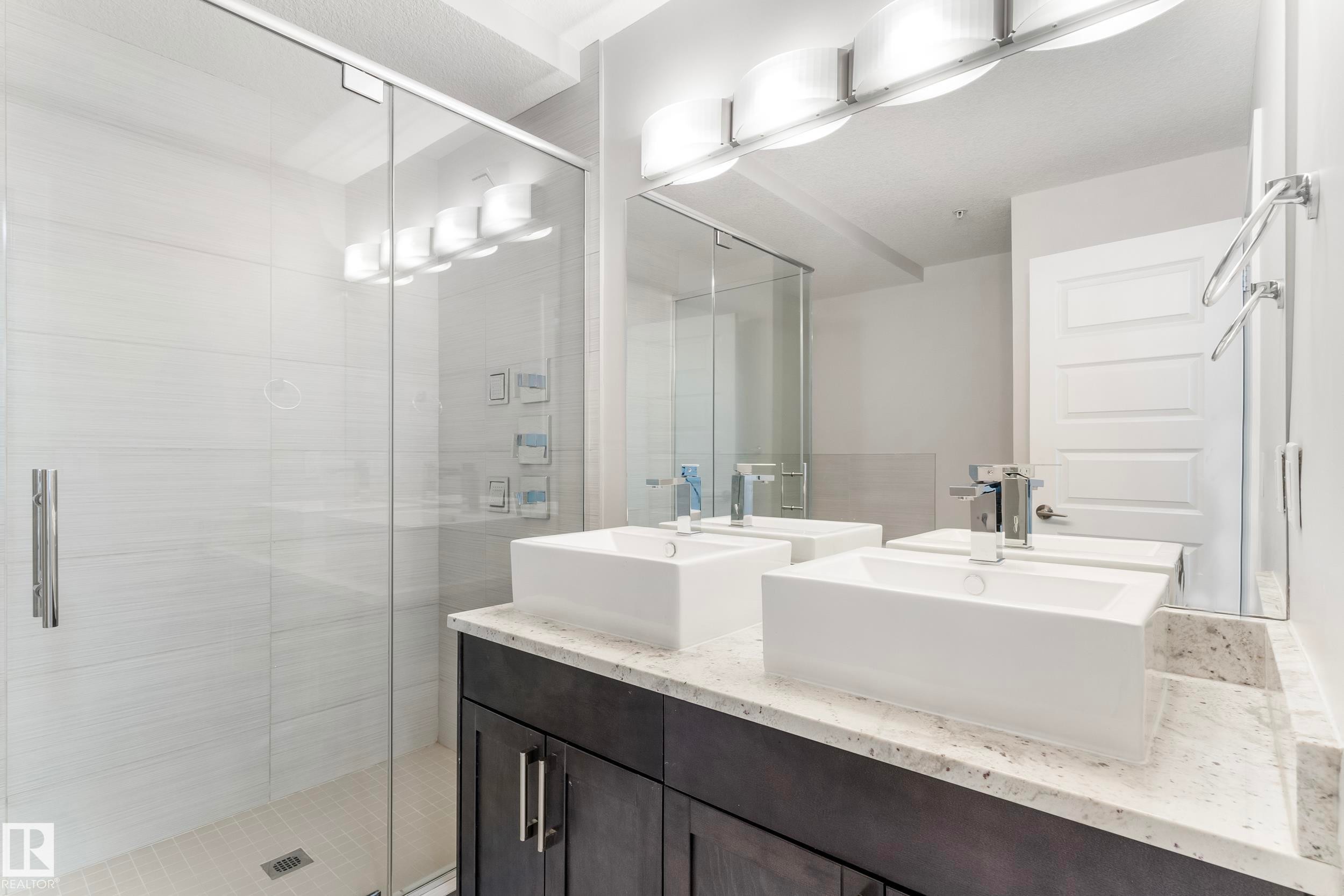 810 5151 Windermere Boulevard, Edmonton, AB - Indoor Photo Showing Bathroom