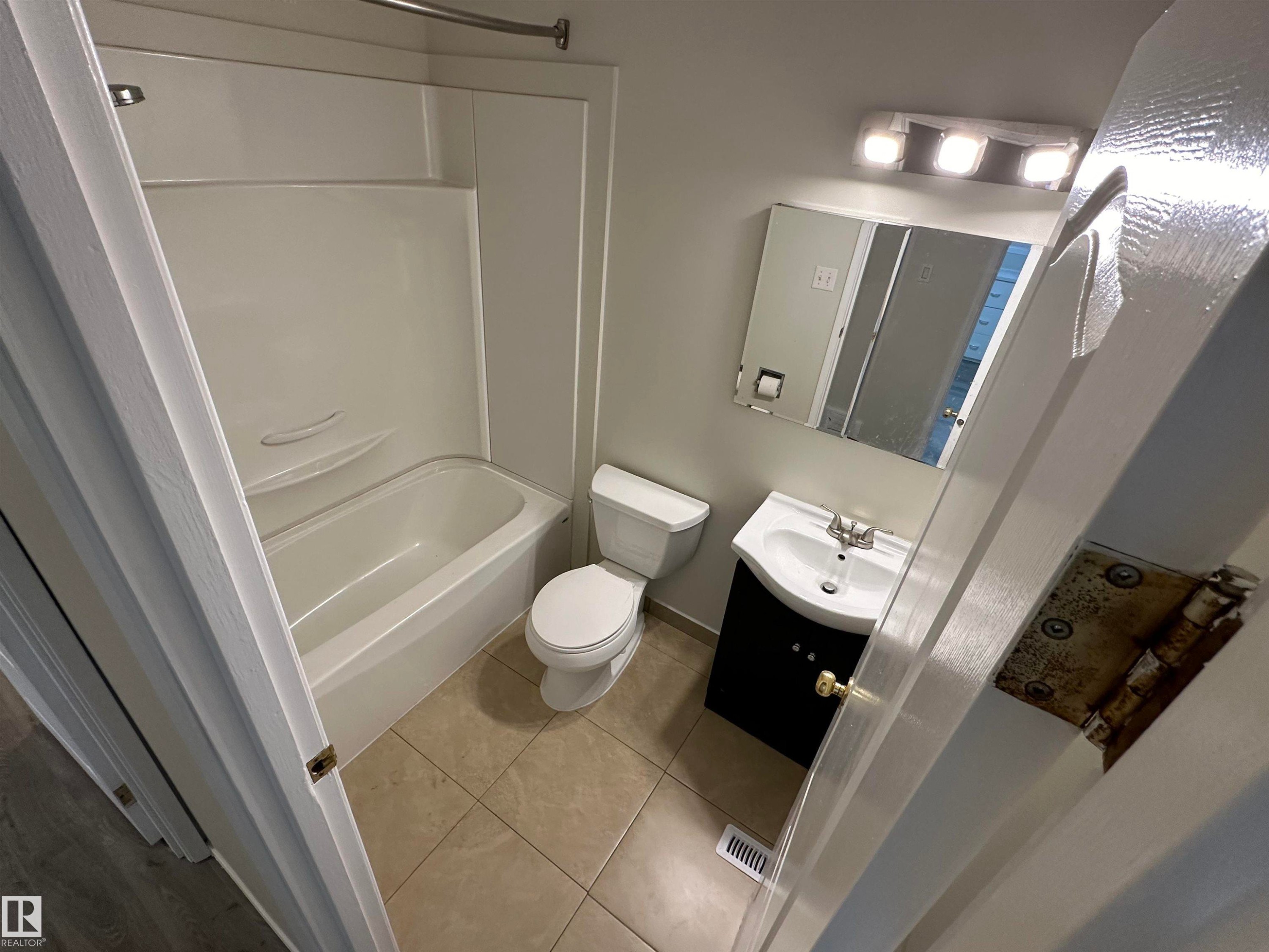 5 14130 80 Street, Edmonton, AB - Indoor Photo Showing Bathroom