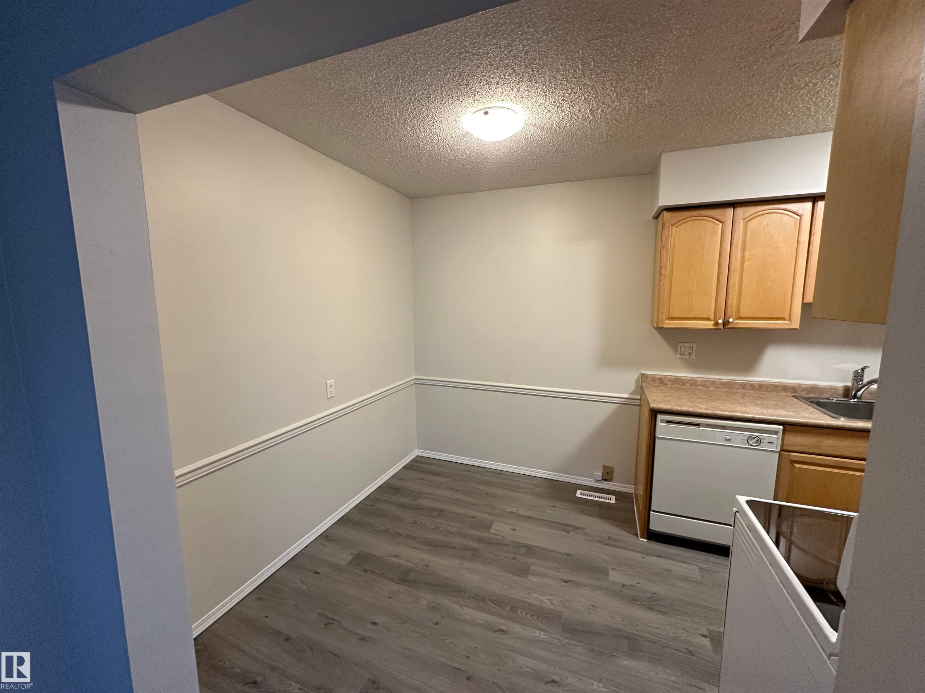 5 14130 80 Street, Edmonton, AB - Indoor