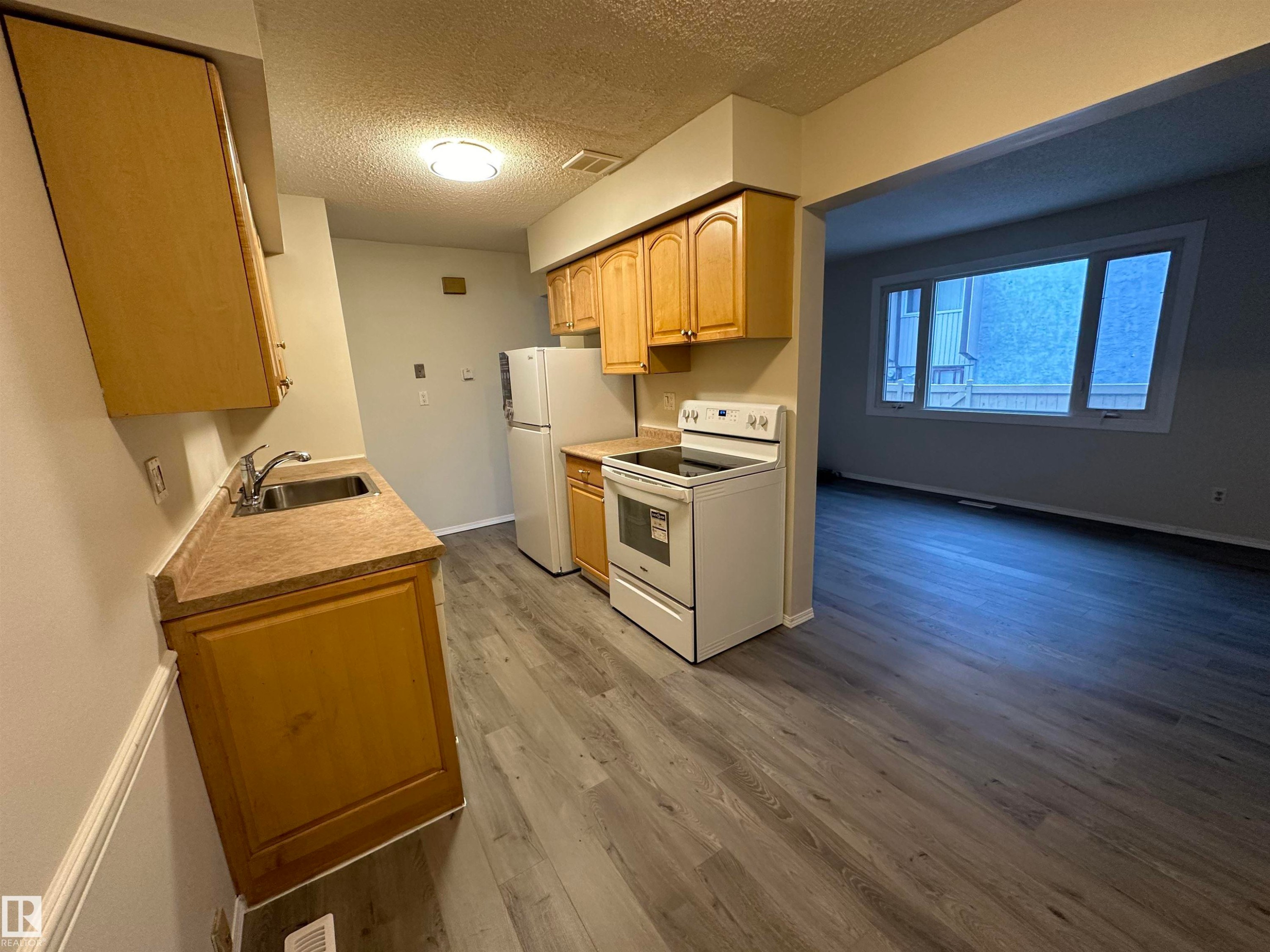 5 14130 80 Street, Edmonton, AB - Indoor Photo Showing Kitchen