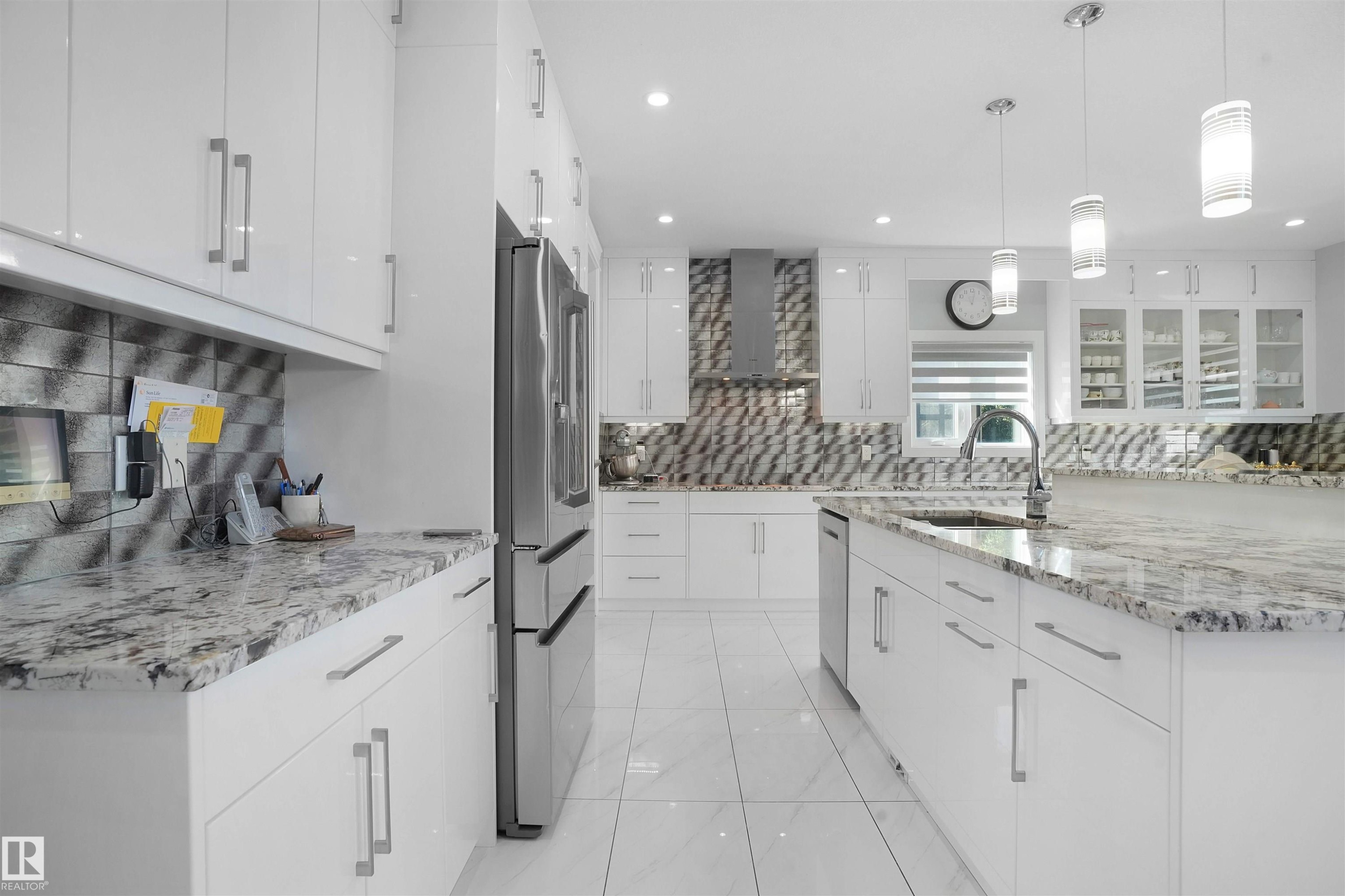 16608 9 Street, Edmonton, AB - Indoor Photo Showing Kitchen With Upgraded Kitchen