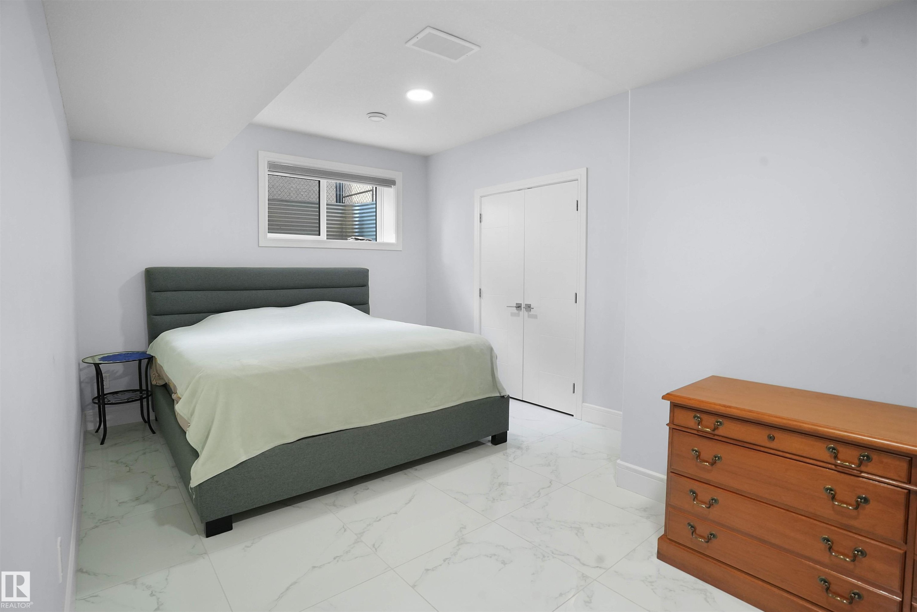 16608 9 Street, Edmonton, AB - Indoor Photo Showing Bedroom