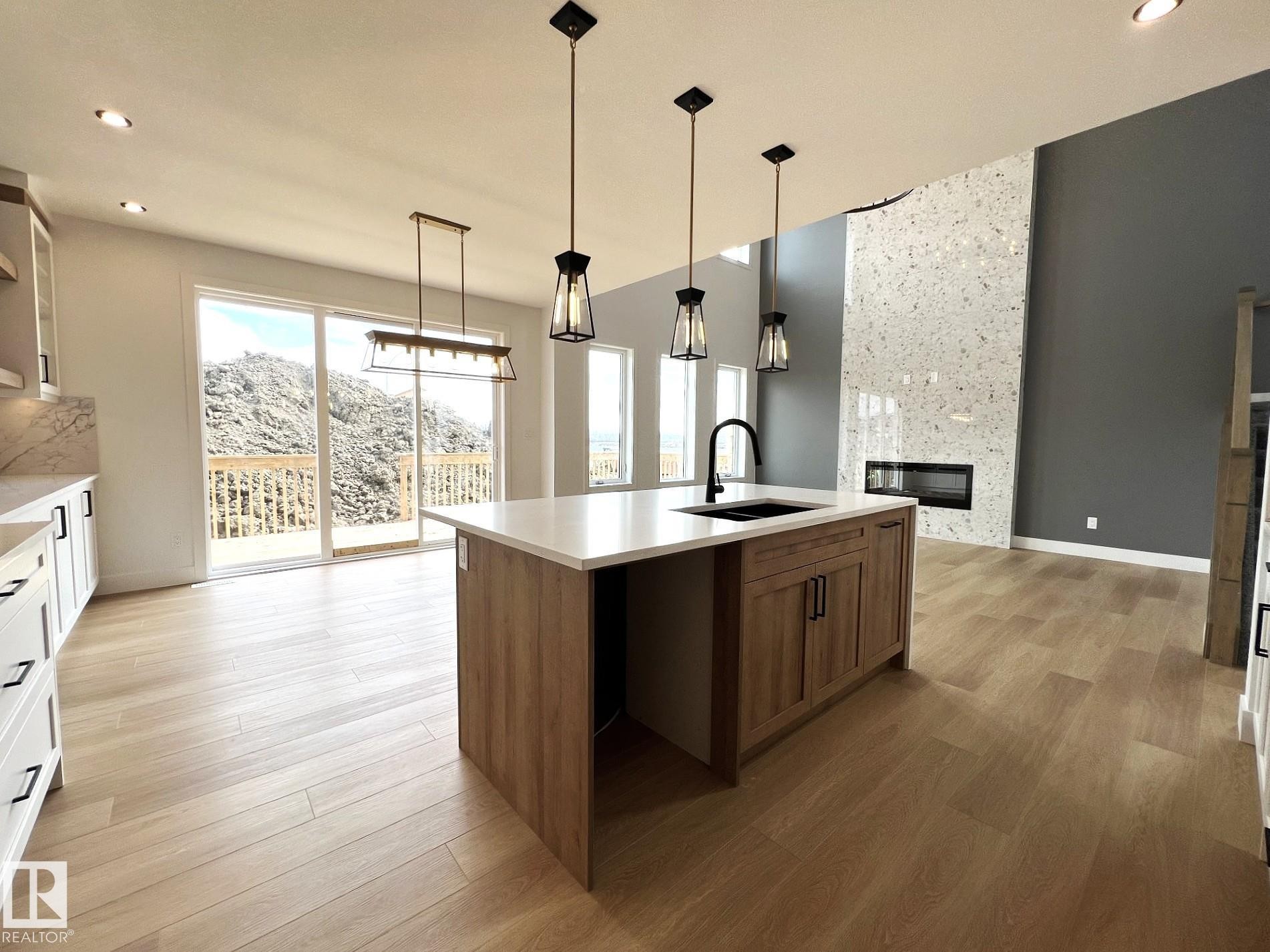 77 Mockingbird Crescent, Fort Saskatchewan, AB - Indoor Photo Showing Kitchen With Upgraded Kitchen