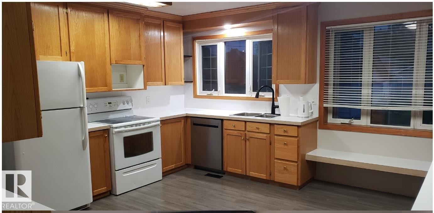 Edmonton, AB - Indoor Photo Showing Kitchen