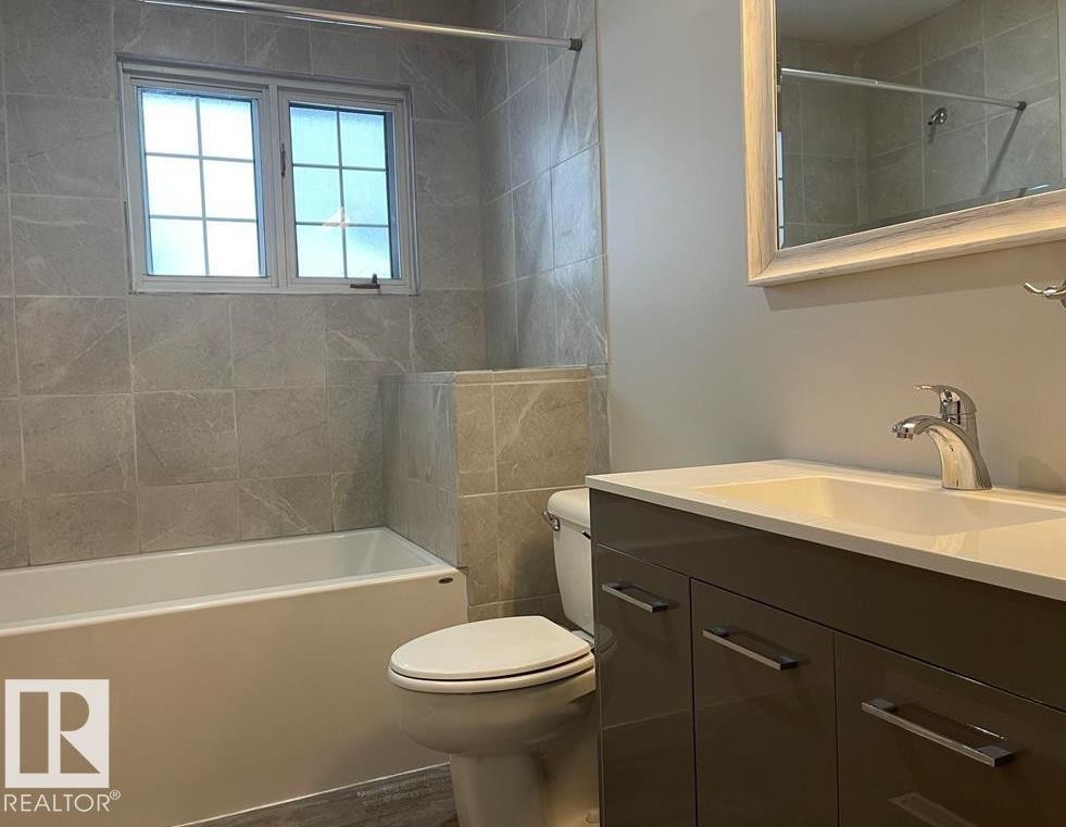 Edmonton, AB - Indoor Photo Showing Bathroom