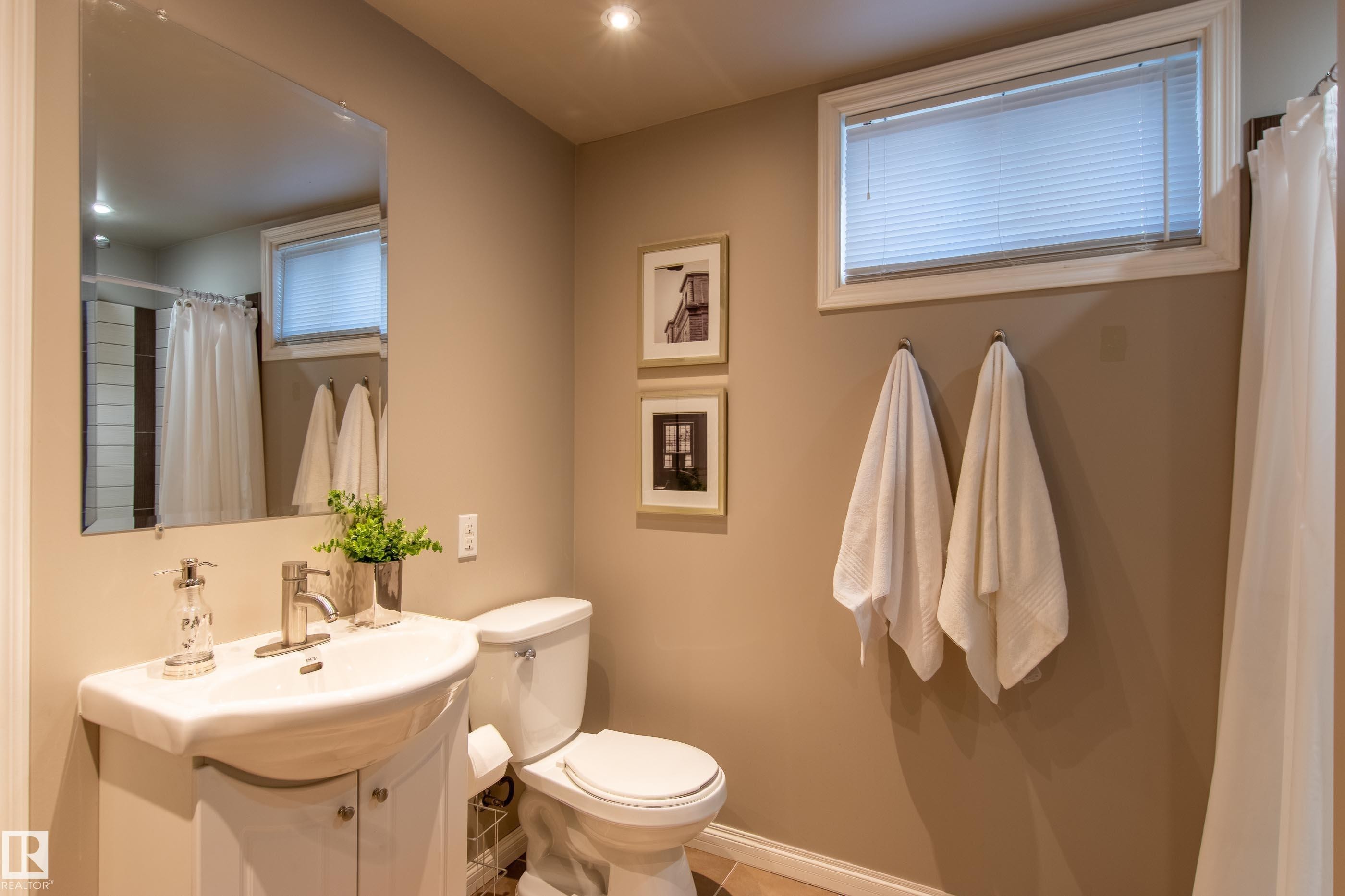 8916 148 Street, Edmonton, AB - Indoor Photo Showing Bathroom