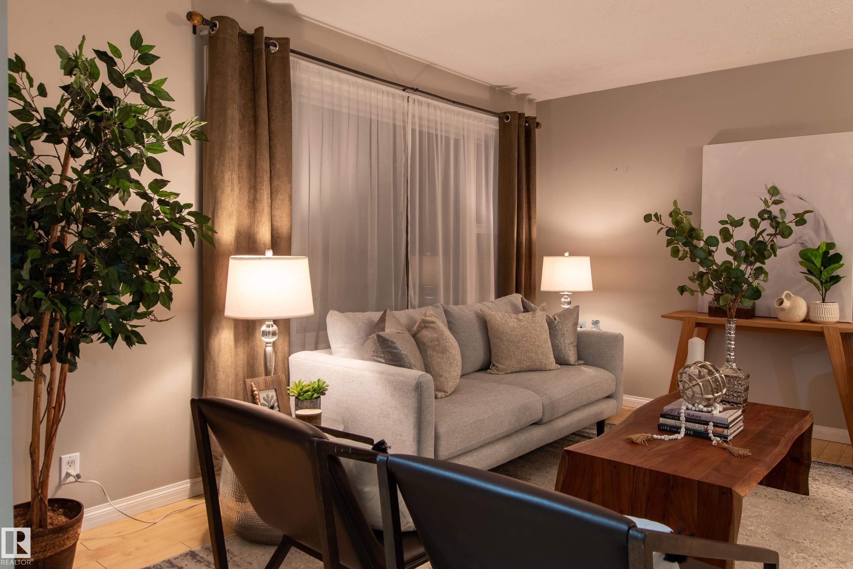 8916 148 Street, Edmonton, AB - Indoor Photo Showing Living Room