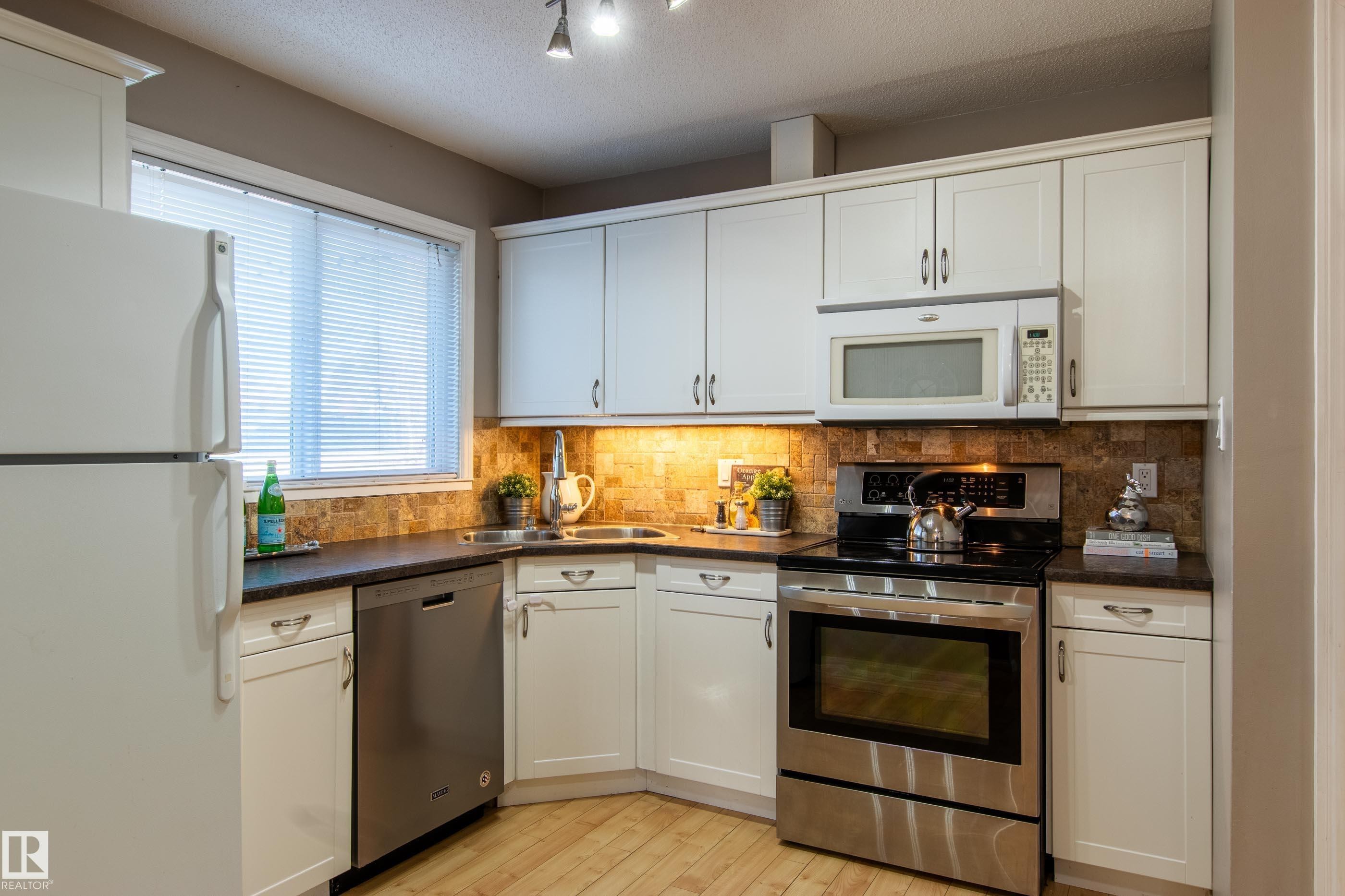 8916 148 Street, Edmonton, AB - Indoor Photo Showing Kitchen