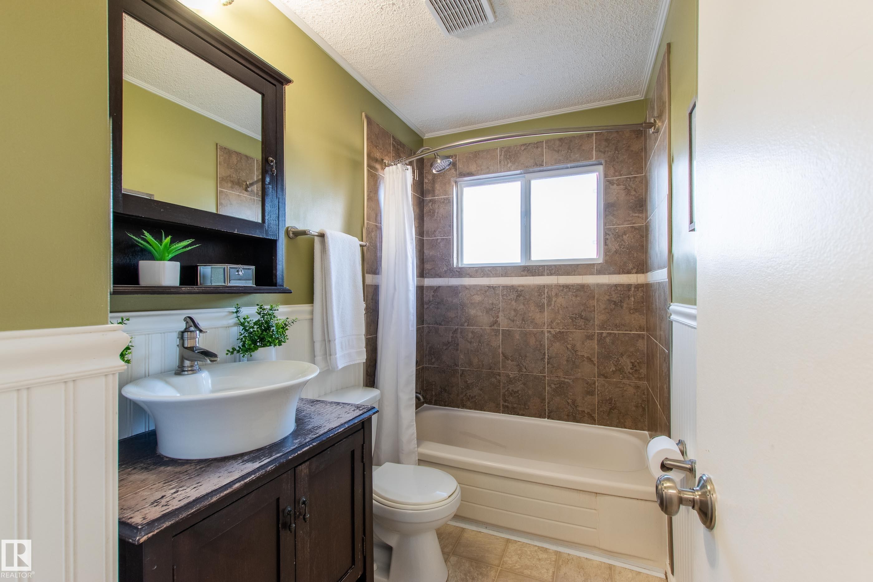 8916 148 Street, Edmonton, AB - Indoor Photo Showing Bathroom