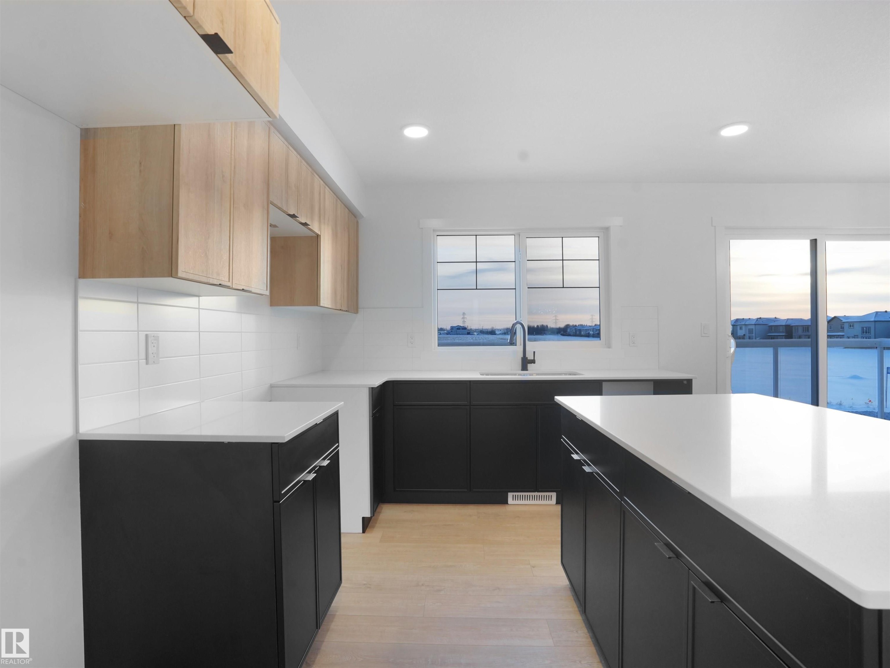 16 1430 Aster Way, Edmonton, AB - Indoor Photo Showing Kitchen
