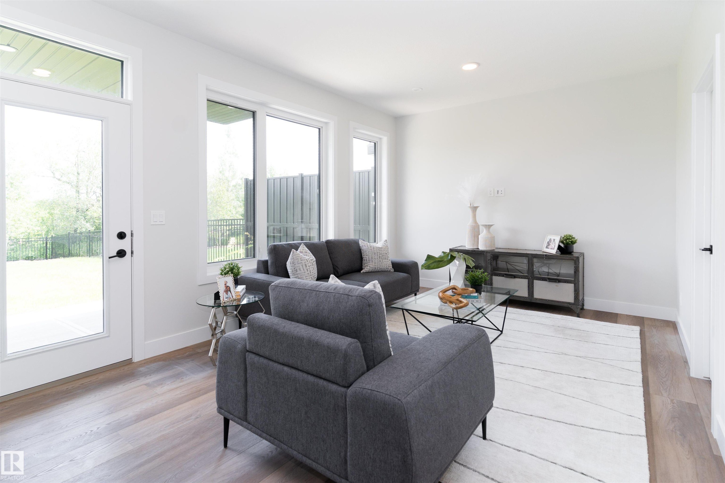 26 7121 May Crescent, Edmonton, AB - Indoor Photo Showing Living Room