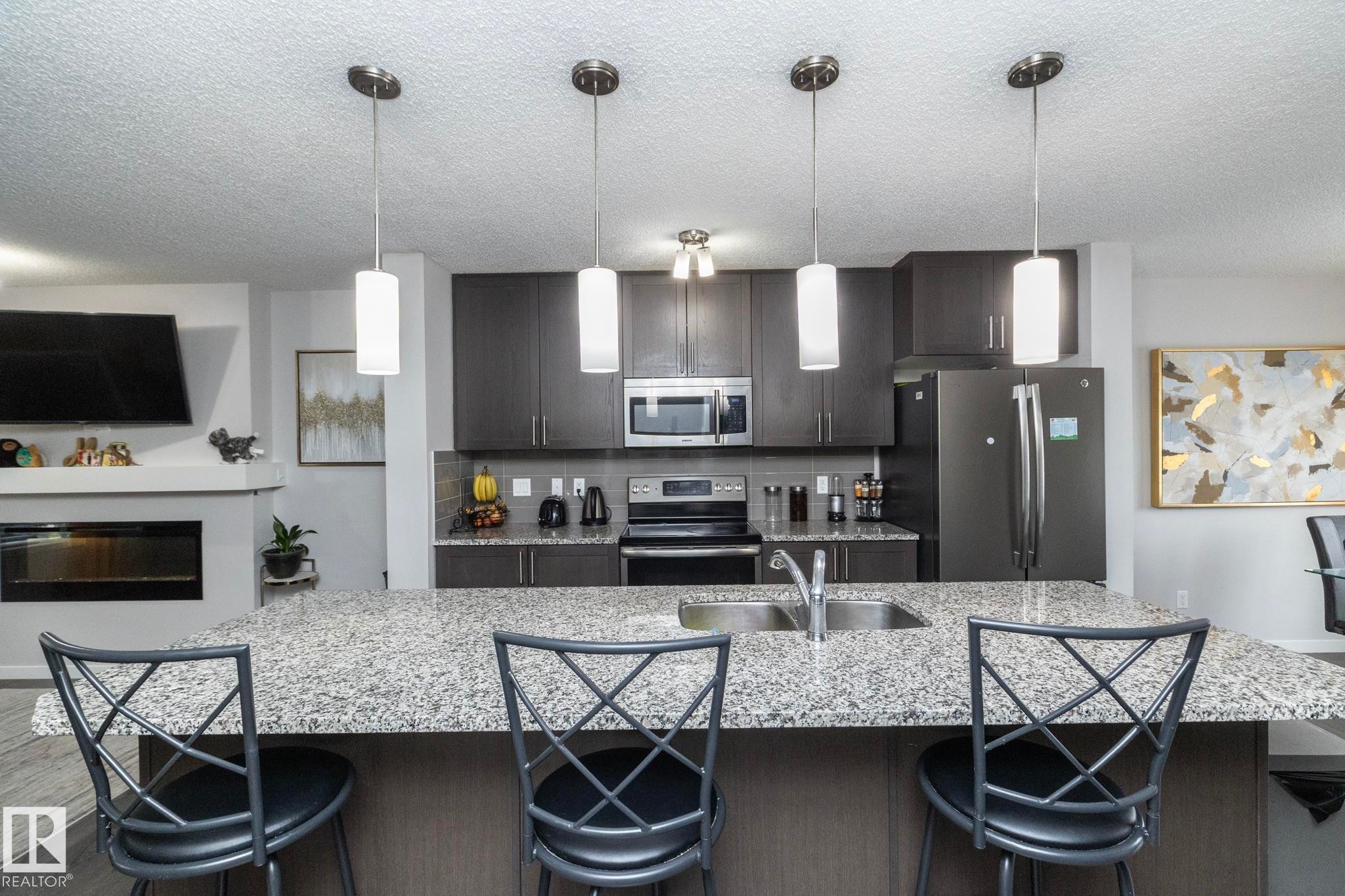 7712 Eifert Crescent, Edmonton, AB - Indoor Photo Showing Kitchen With Stainless Steel Kitchen With Double Sink With Upgraded Kitchen