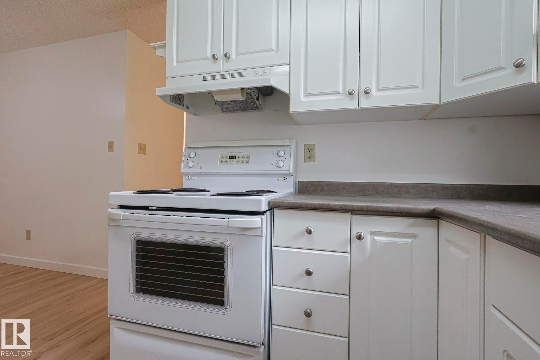 Edmonton, AB - Indoor Photo Showing Kitchen