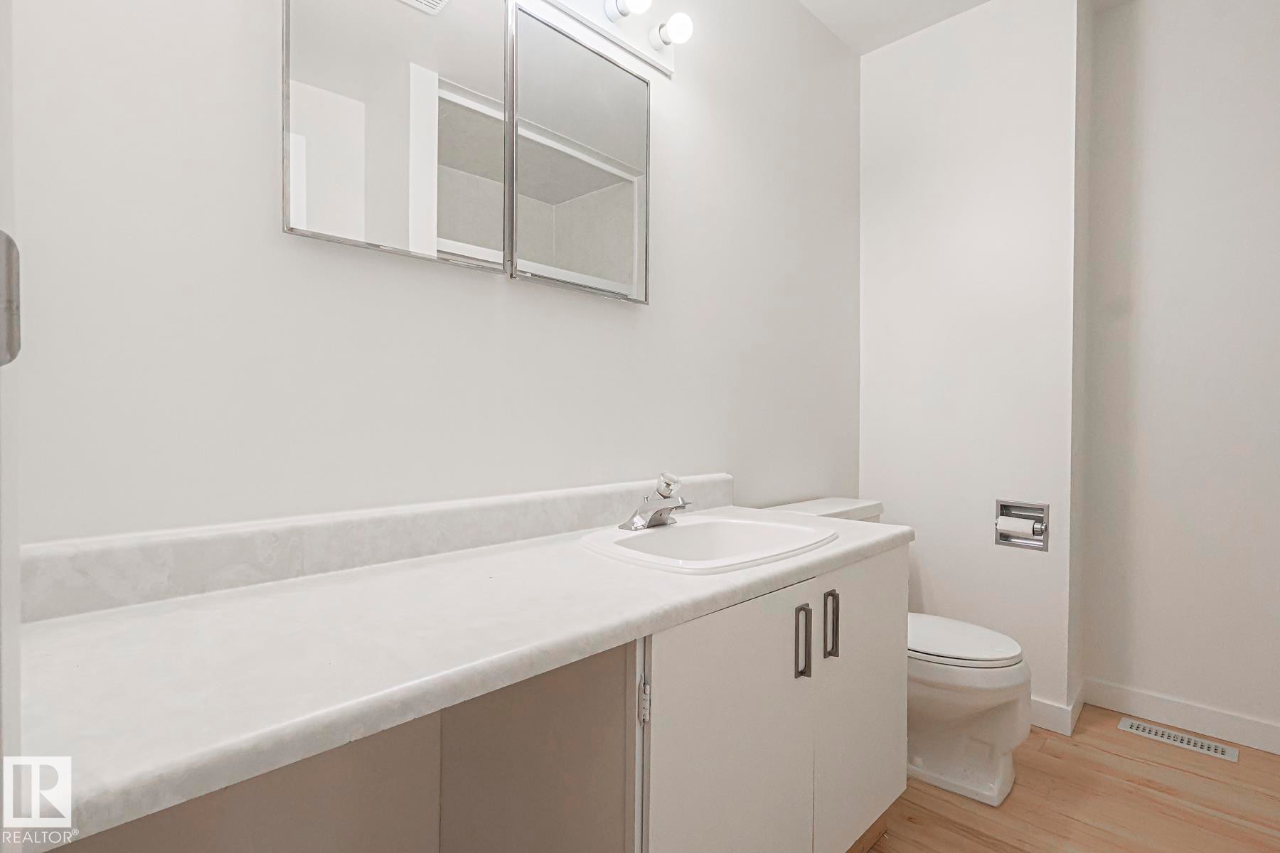 Edmonton, AB - Indoor Photo Showing Bathroom