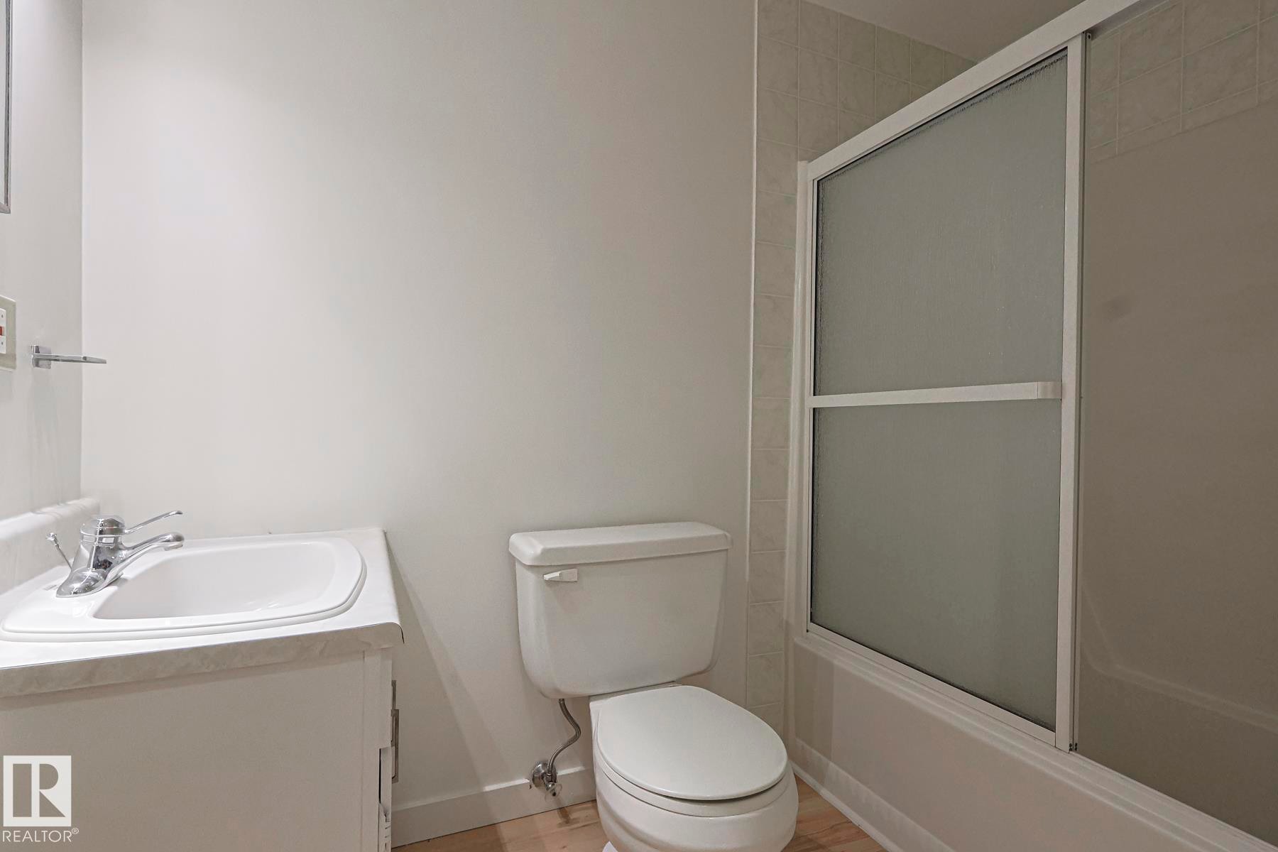 Edmonton, AB - Indoor Photo Showing Bathroom