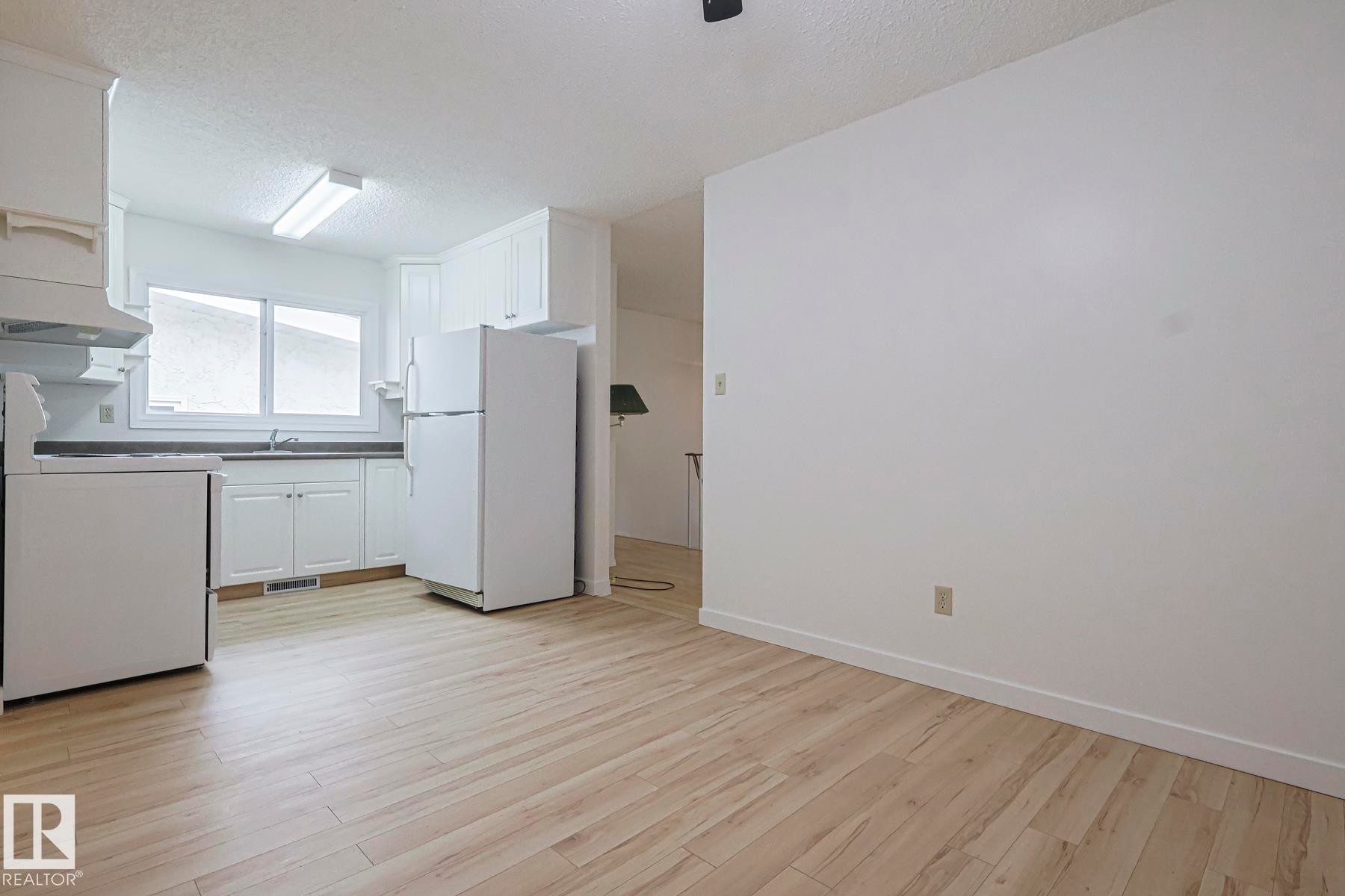 Edmonton, AB - Indoor Photo Showing Kitchen