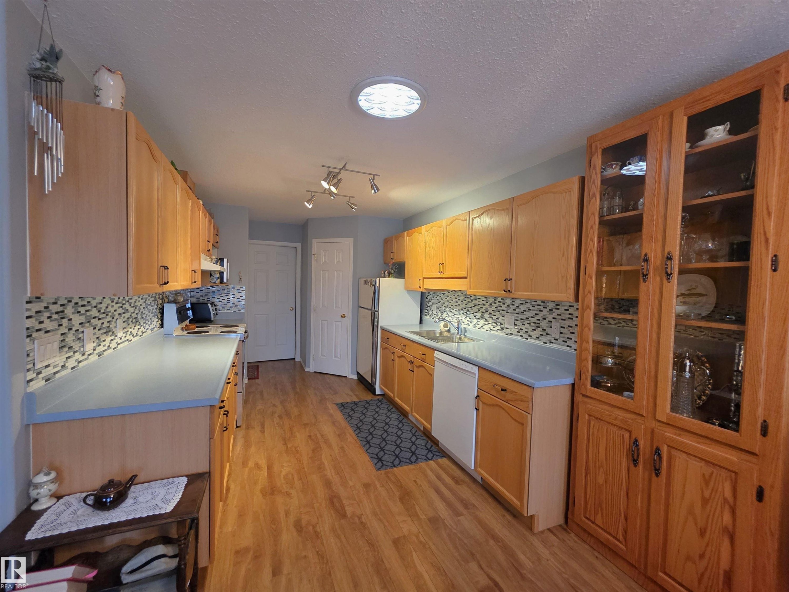 208 Ravine Villa(S), Leduc, AB - Indoor Photo Showing Kitchen