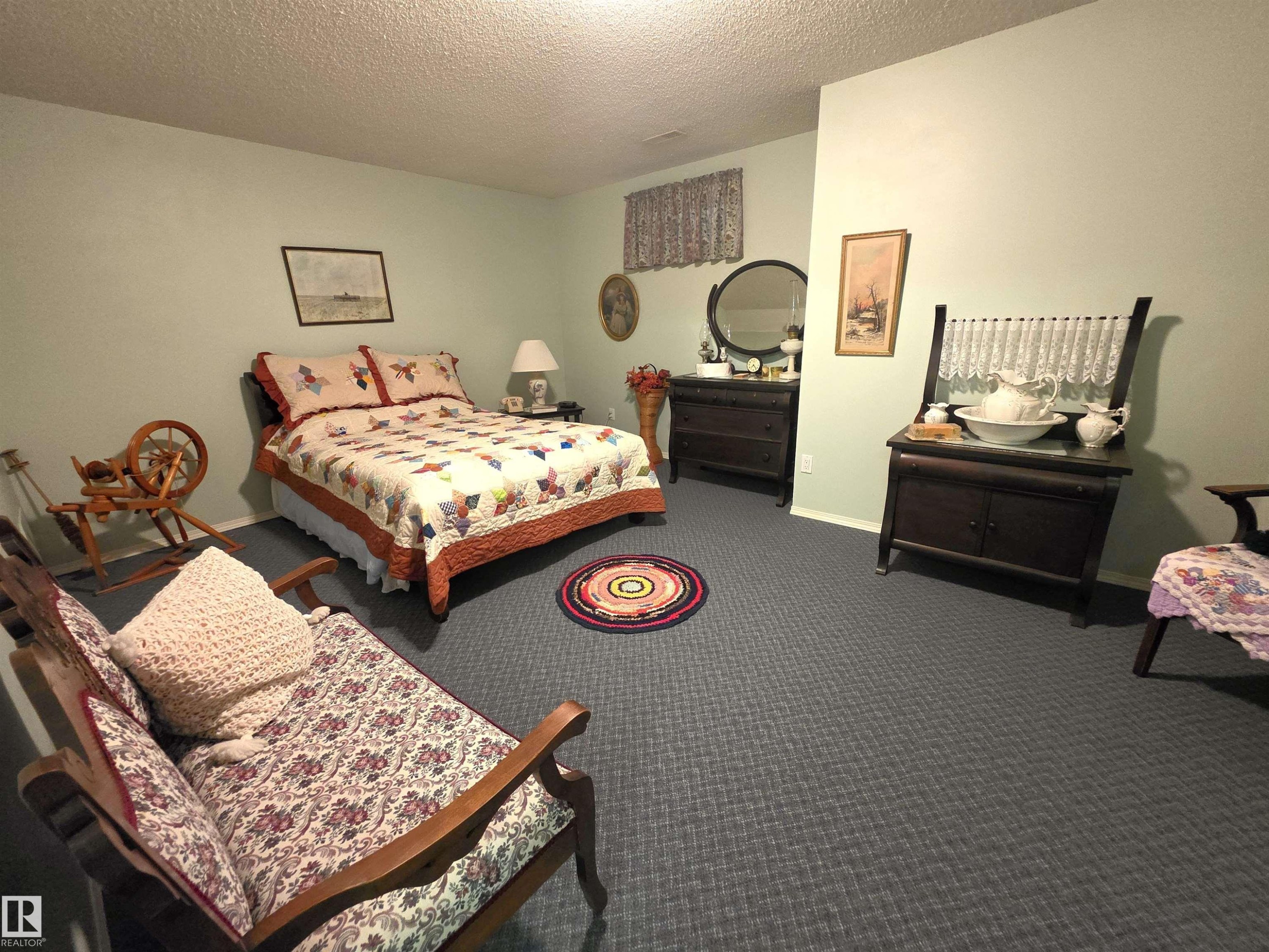 208 Ravine Villa(S), Leduc, AB - Indoor Photo Showing Bedroom