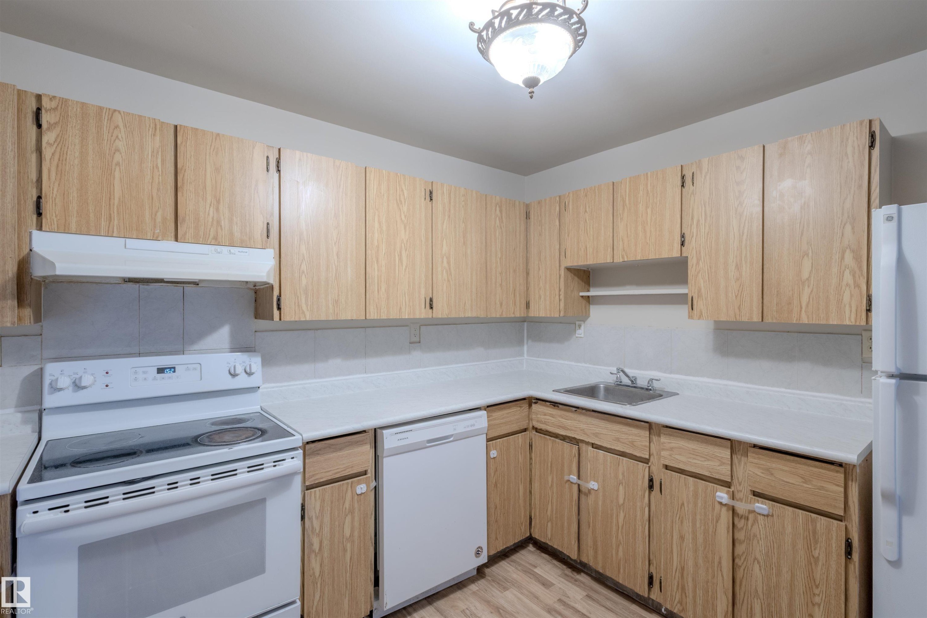 311 2624 Mill Woods Road E, Edmonton, AB - Indoor Photo Showing Kitchen