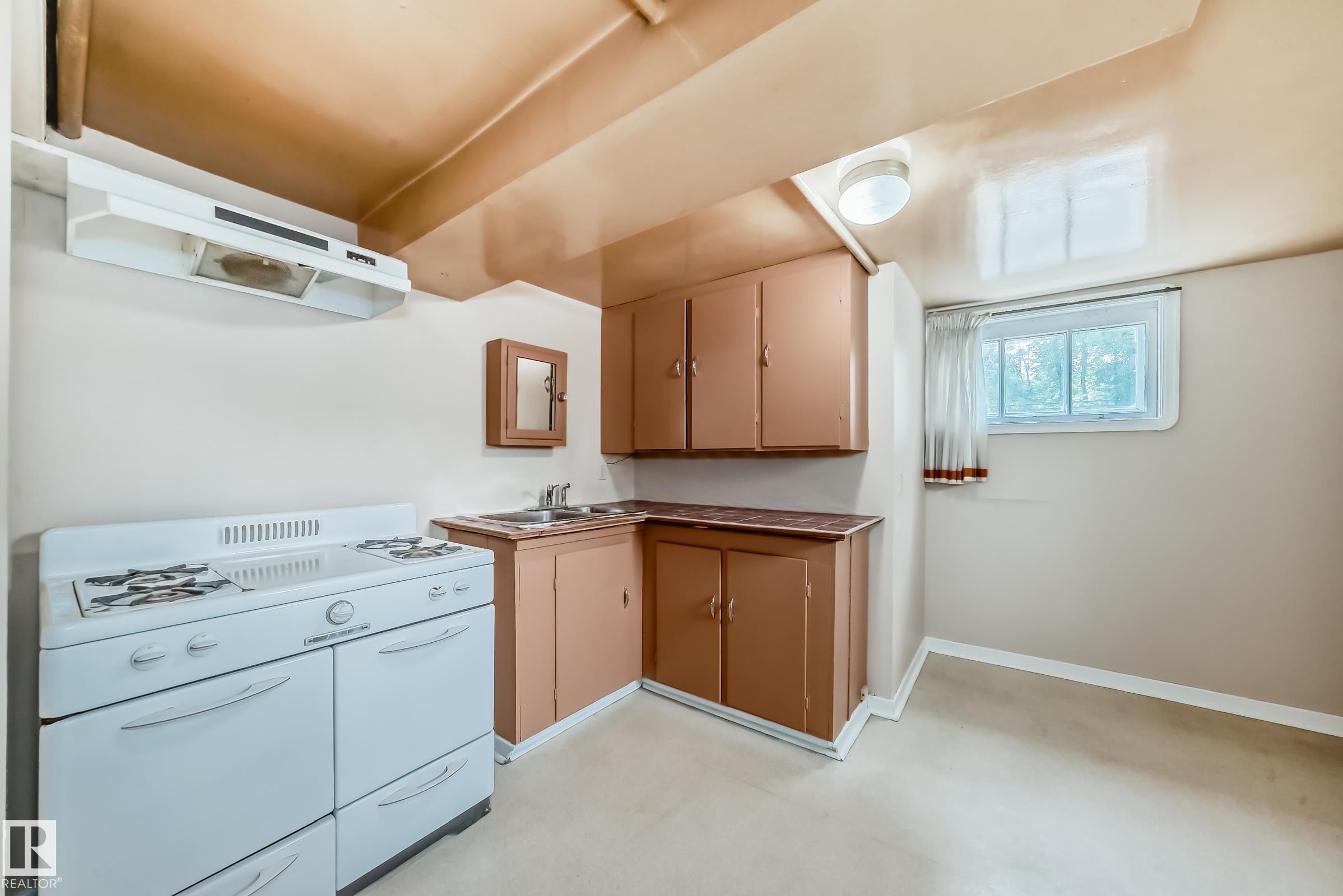 11233 95 Street, Edmonton, AB - Indoor Photo Showing Other Room