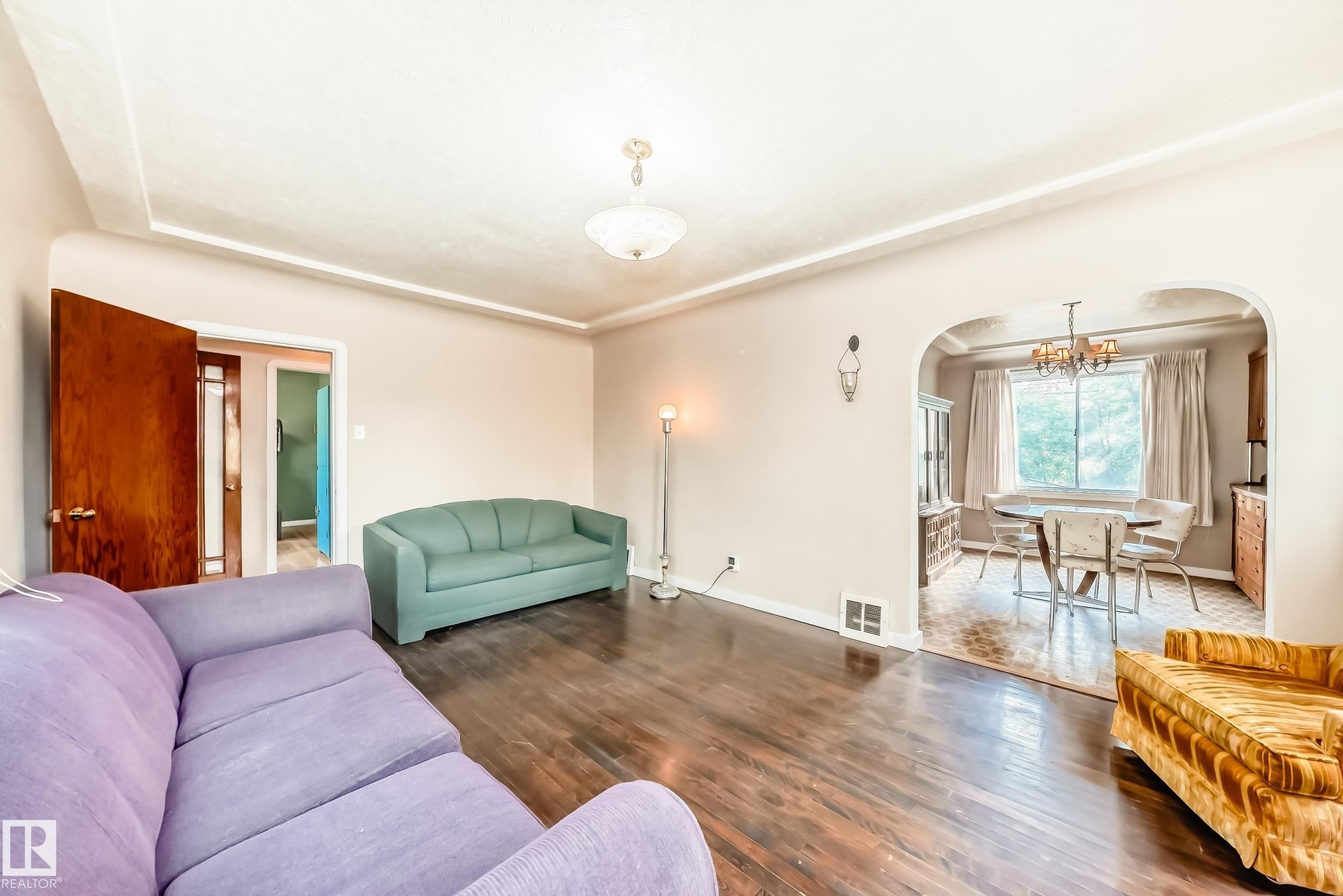 11233 95 Street, Edmonton, AB - Indoor Photo Showing Living Room