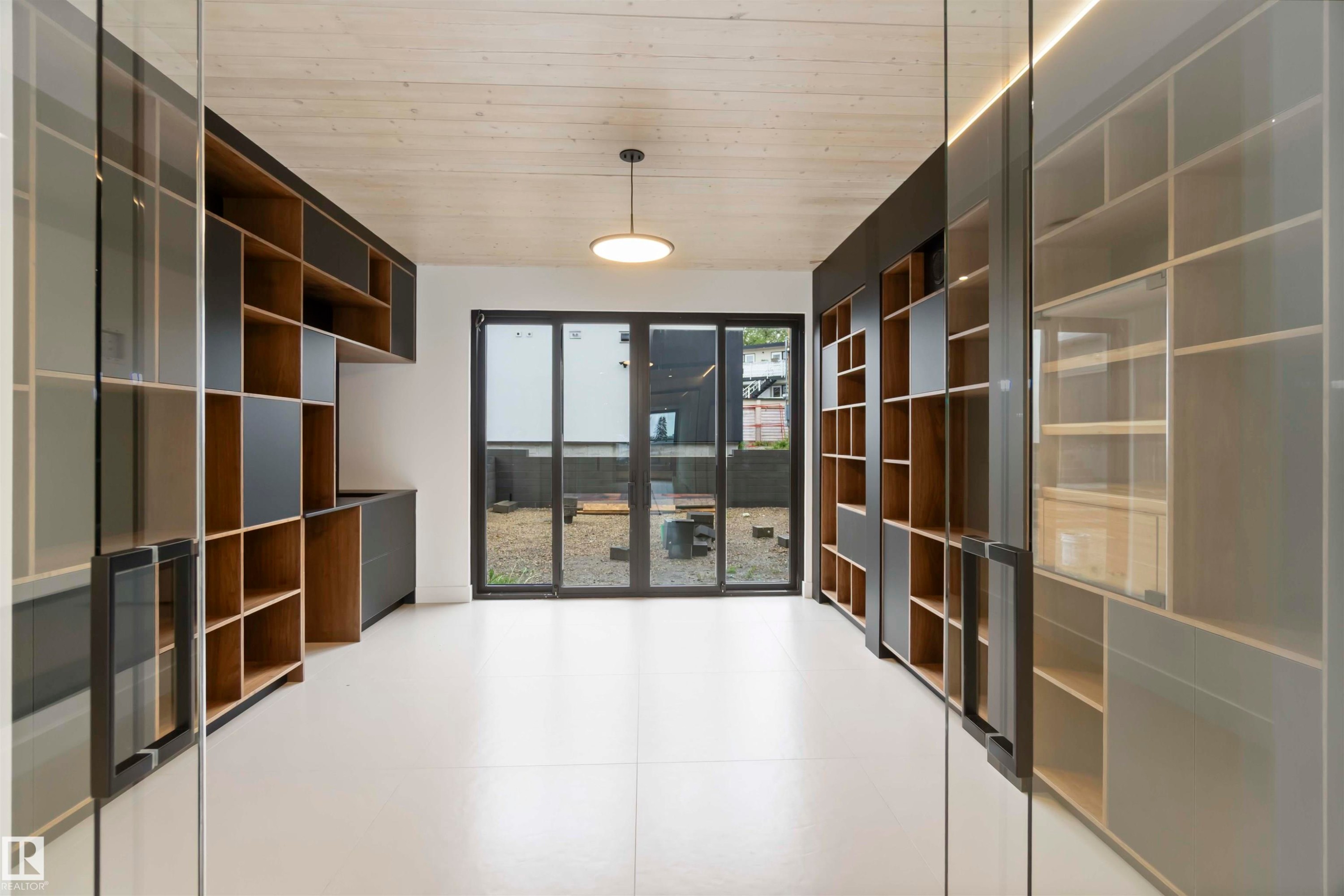 8915 Strathearn Drive, Edmonton, AB - Indoor