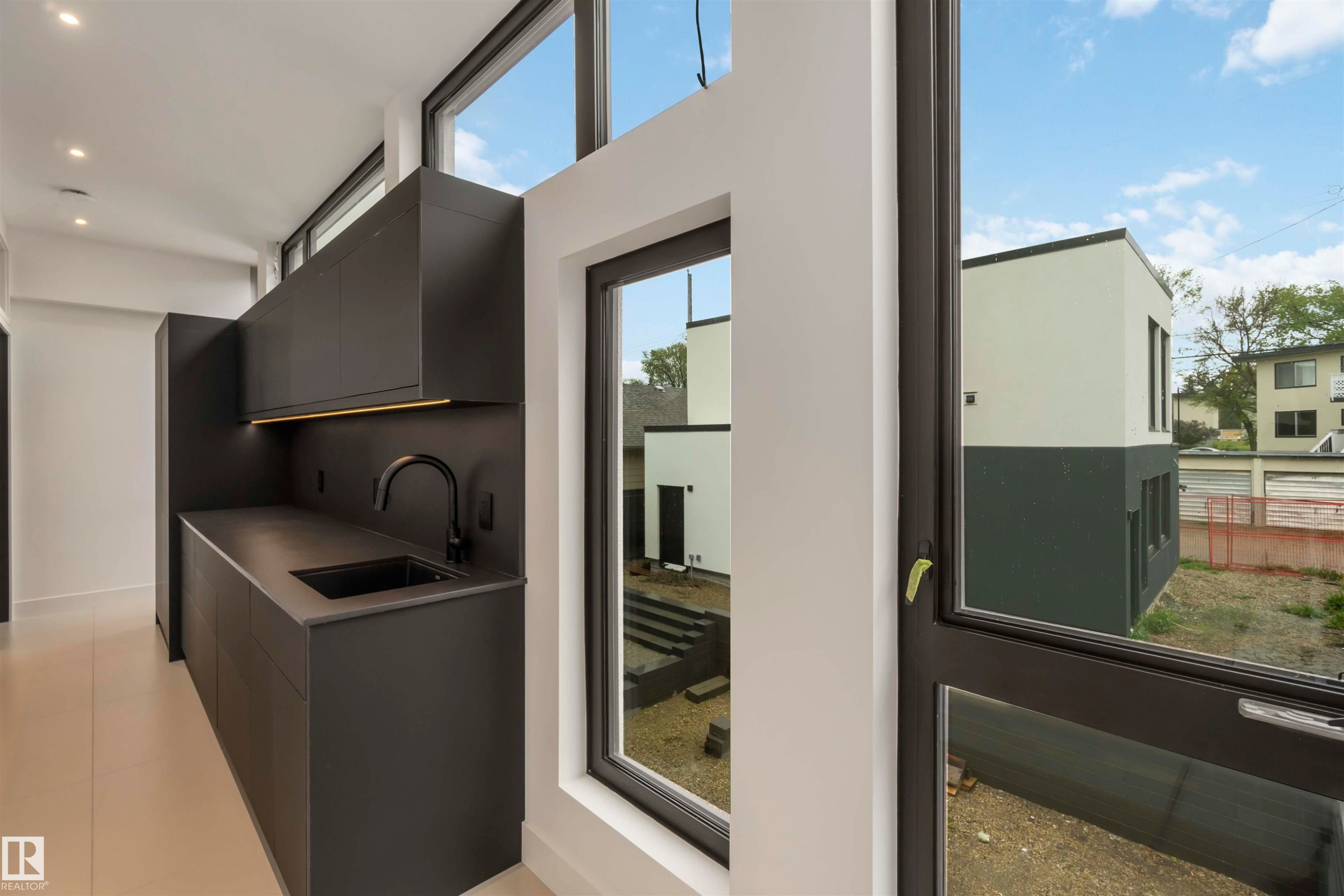 8915 Strathearn Drive, Edmonton, AB - Indoor