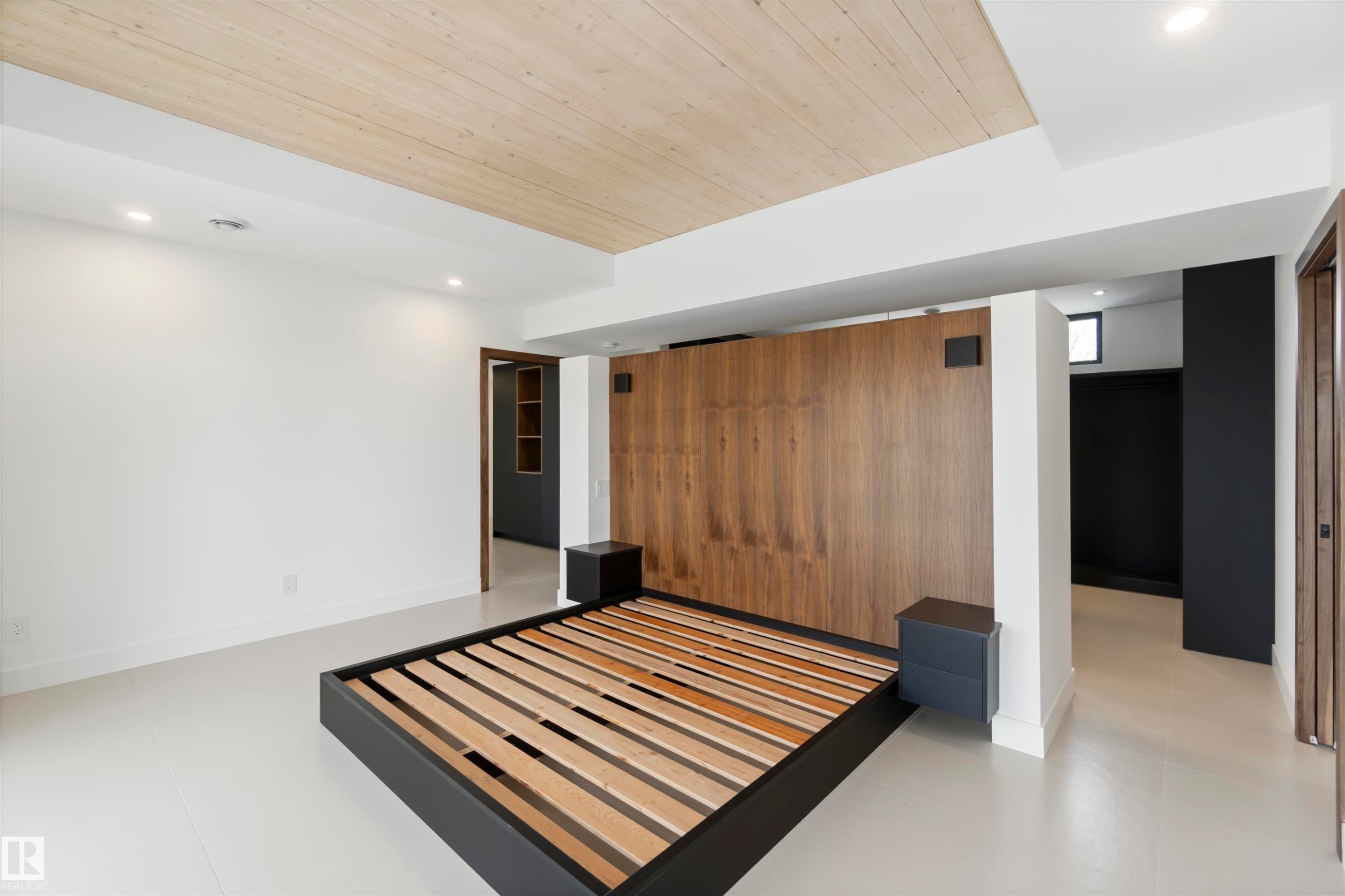 8915 Strathearn Drive, Edmonton, AB - Indoor