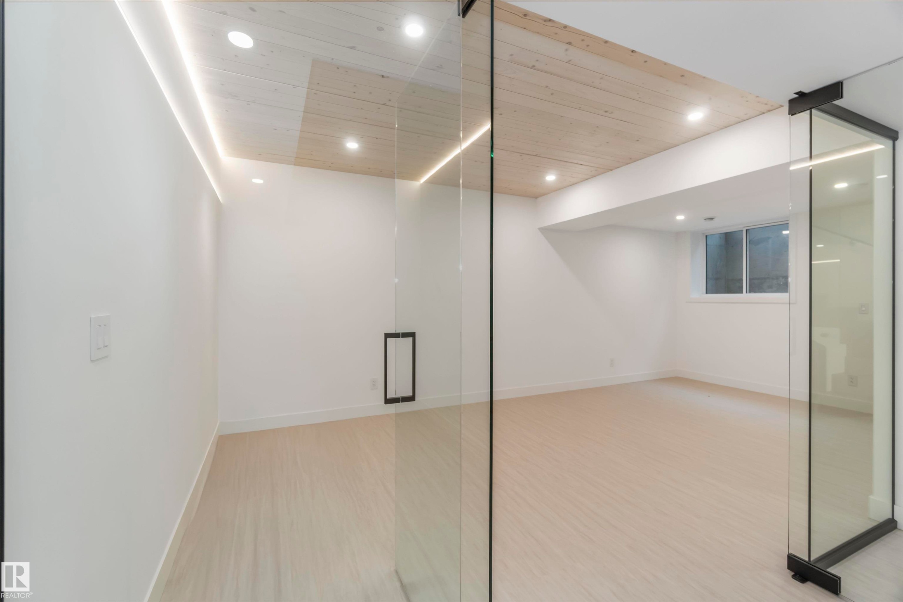 8915 Strathearn Drive, Edmonton, AB - Indoor Photo Showing Other Room