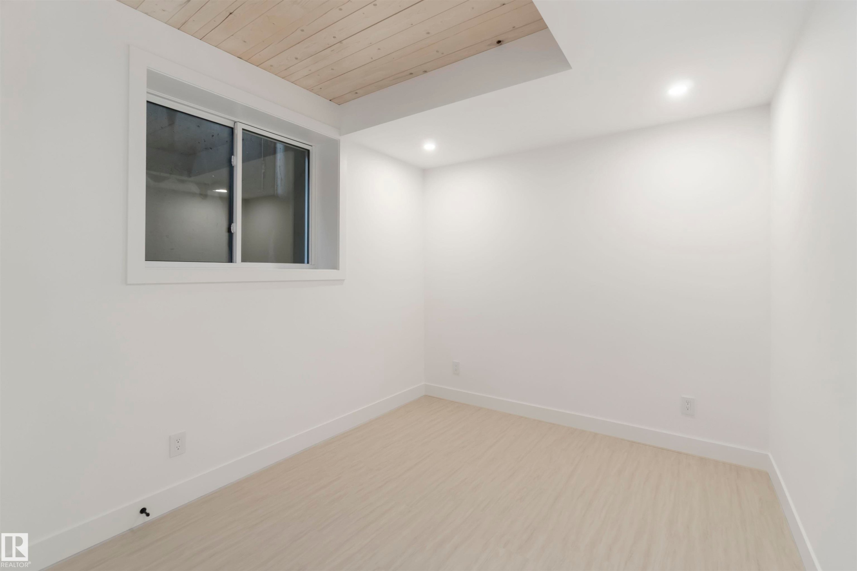 8915 Strathearn Drive, Edmonton, AB - Indoor Photo Showing Other Room