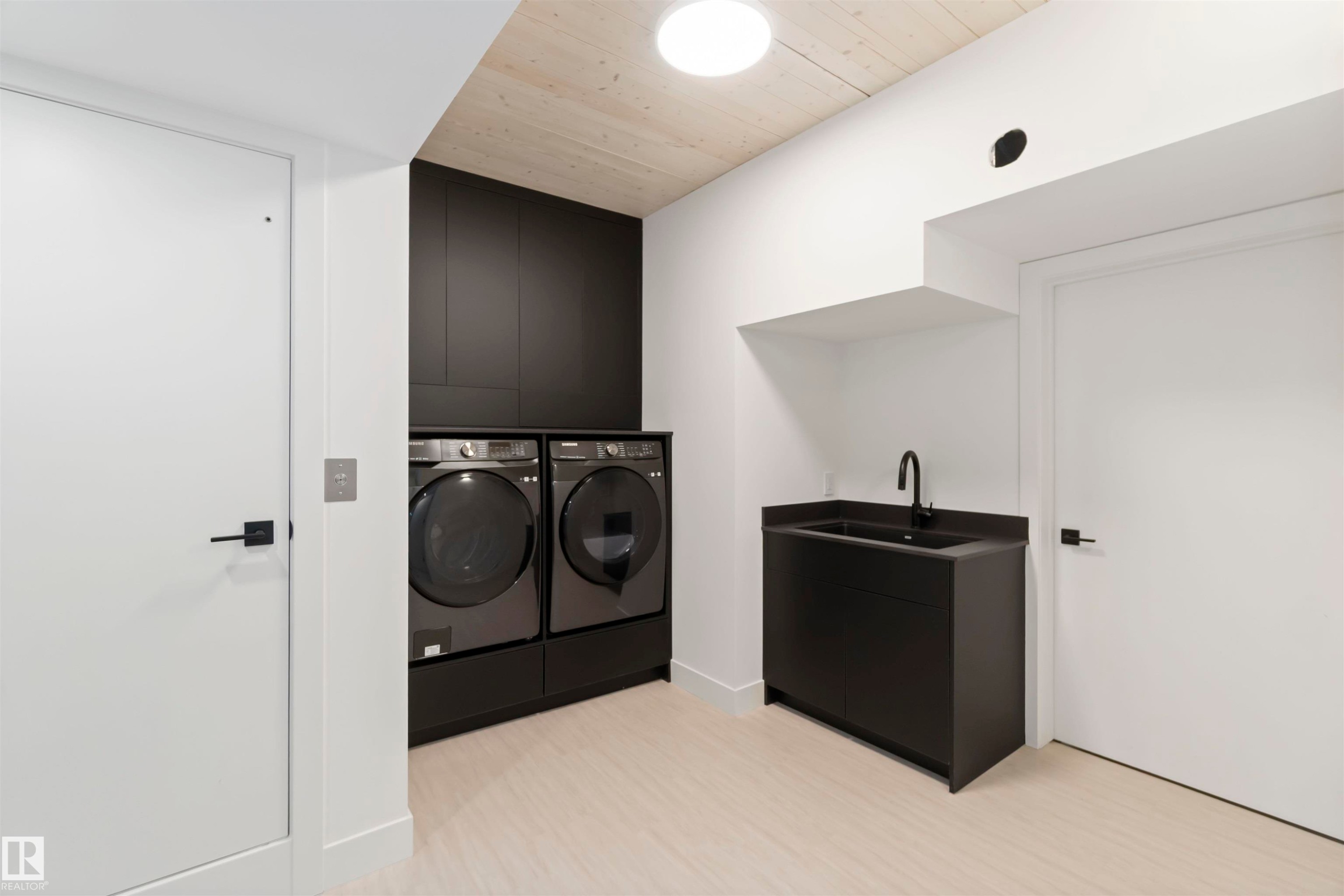 8915 Strathearn Drive, Edmonton, AB - Indoor Photo Showing Laundry Room