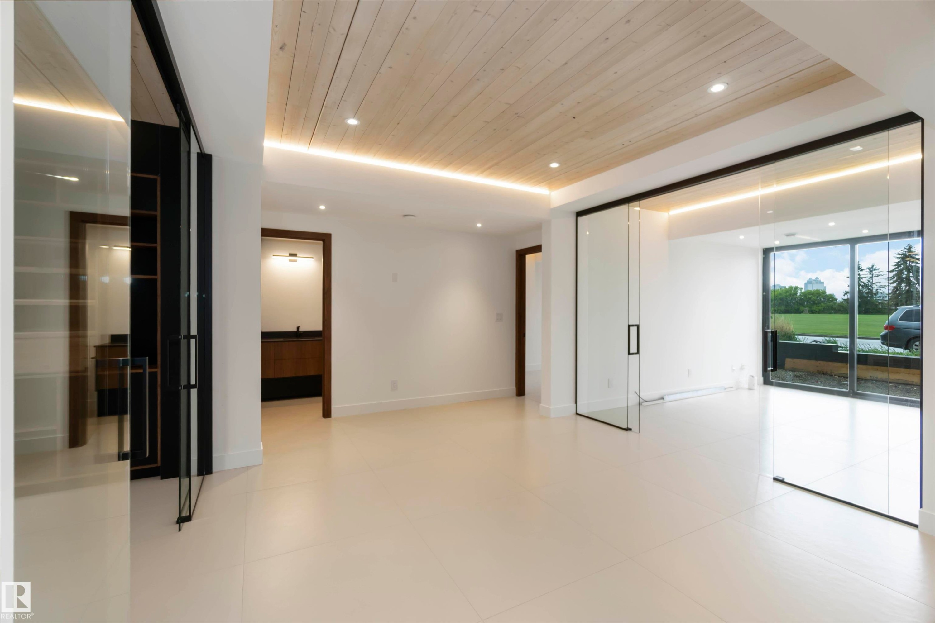 8915 Strathearn Drive, Edmonton, AB - Indoor Photo Showing Other Room