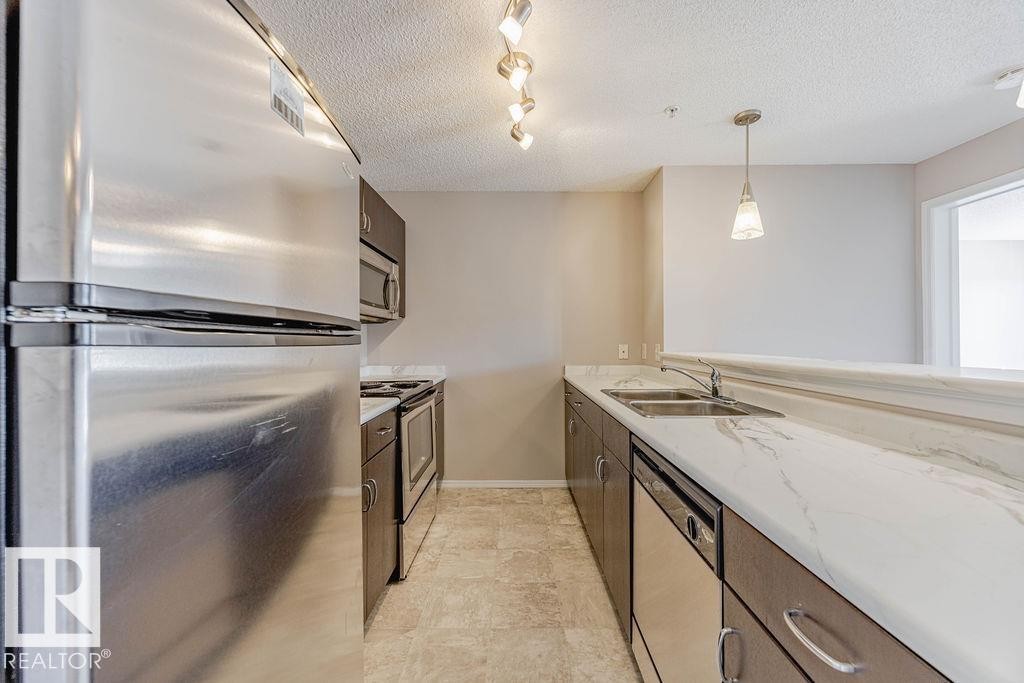 Edmonton, AB - Indoor Photo Showing Kitchen With Stainless Steel Kitchen With Double Sink With Upgraded Kitchen