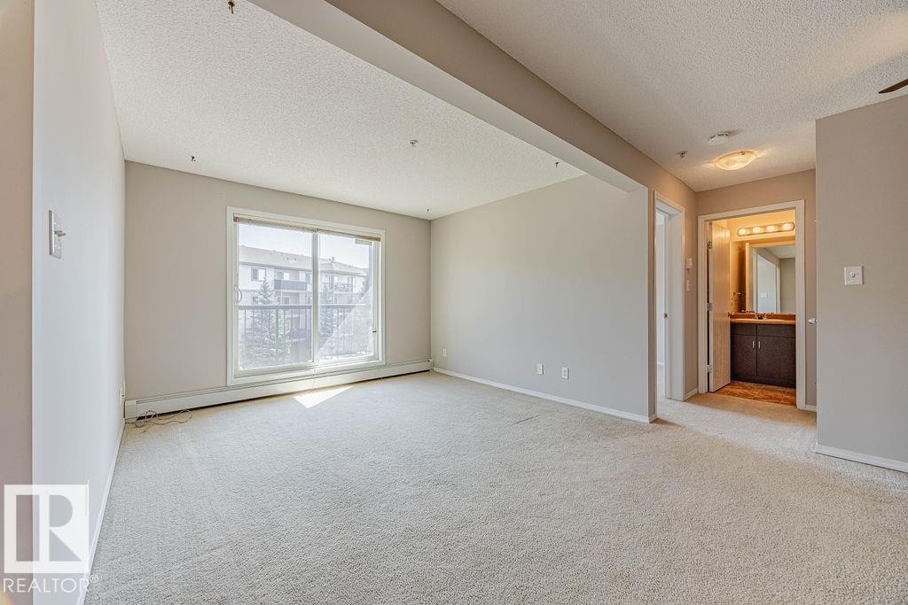 Edmonton, AB - Indoor Photo Showing Other Room