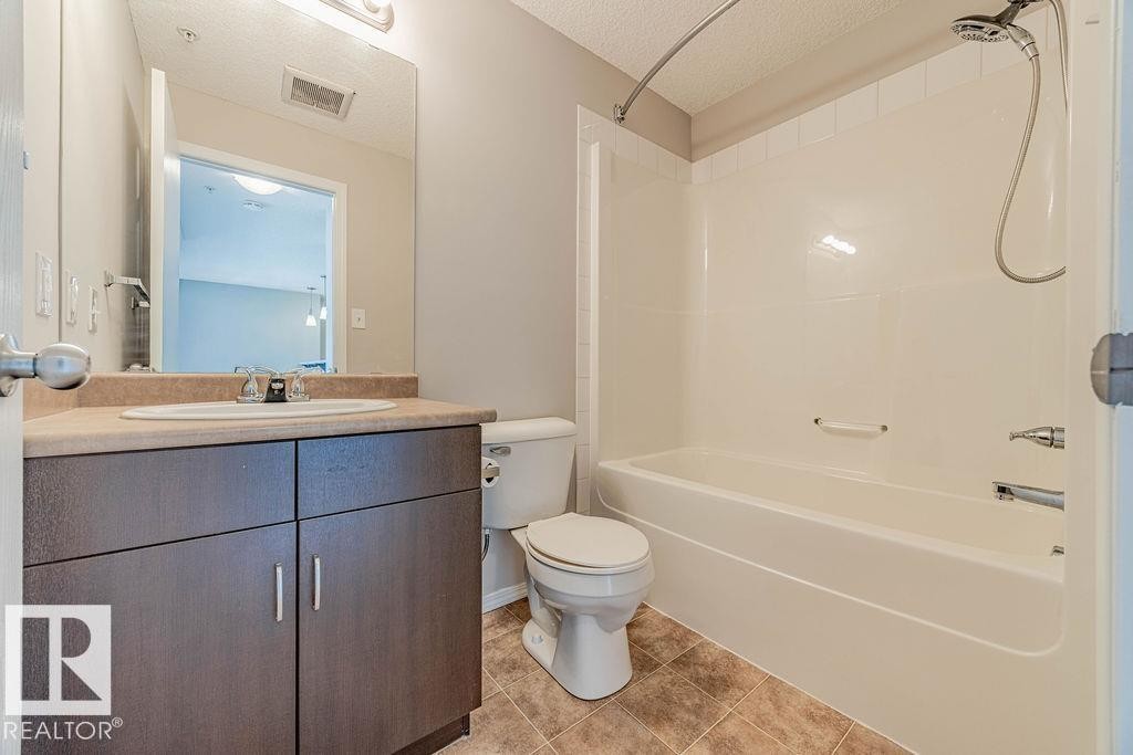 Edmonton, AB - Indoor Photo Showing Bathroom