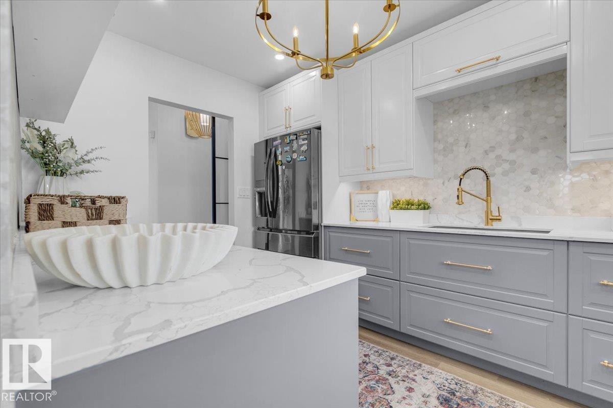 138 Twin Brooks Cove, Edmonton, AB - Indoor Photo Showing Kitchen