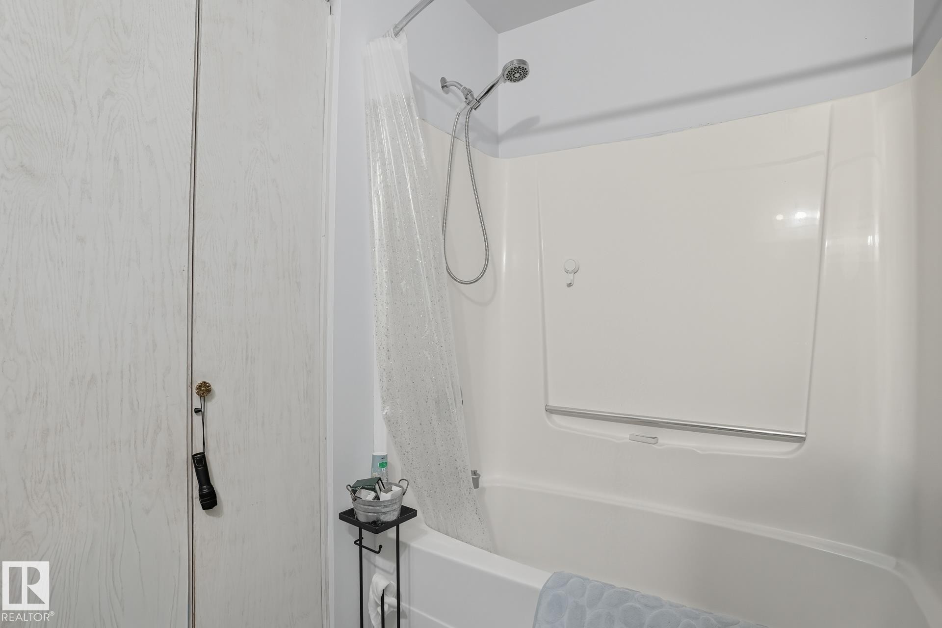 Full bathroom with shower / bathtub combination with curtain - 6309 49 St, Rural Wetaskiwin County, AB - Indoor Photo Showing Bathroom