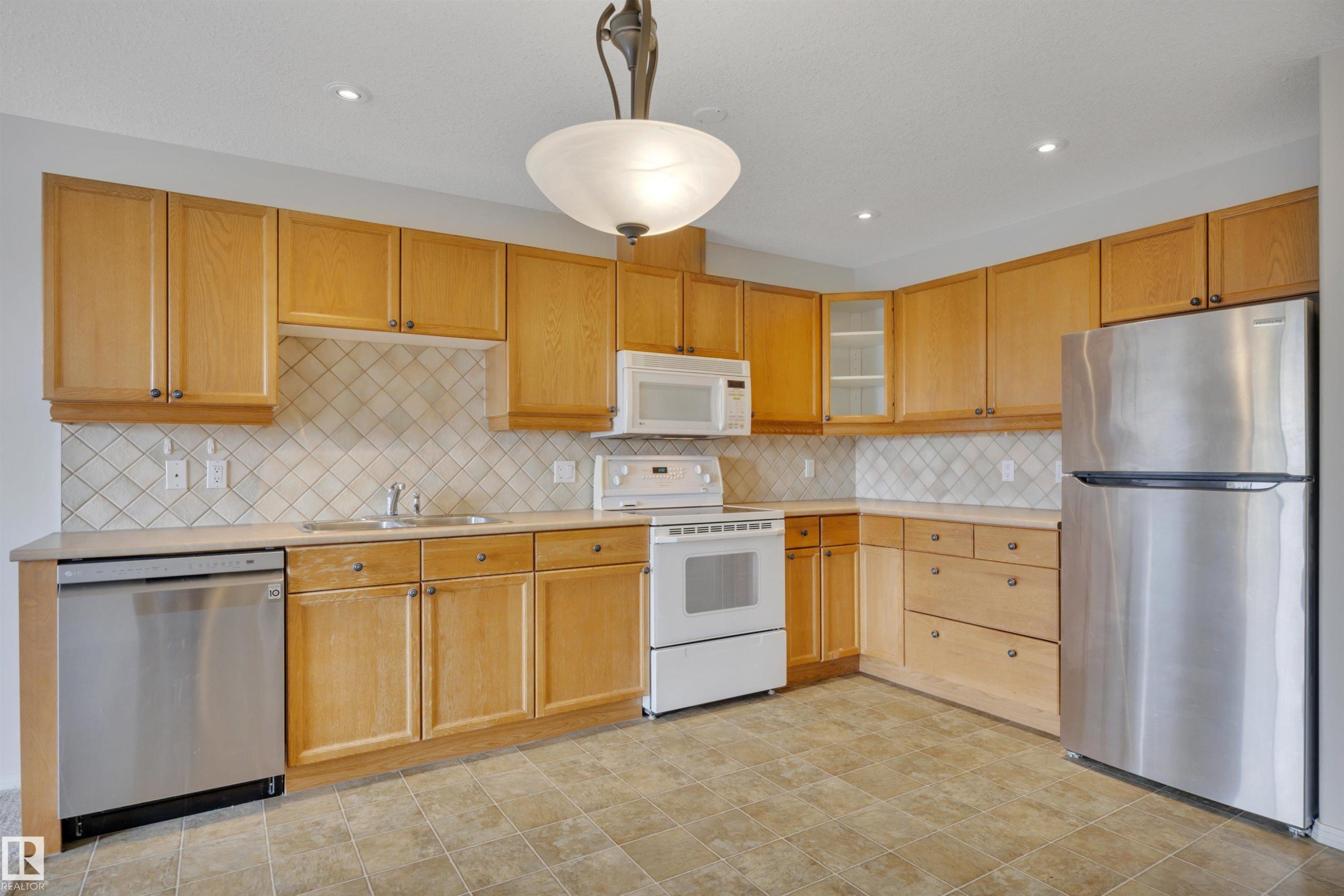 331 592 Hooke Road, Edmonton, AB - Indoor Photo Showing Kitchen