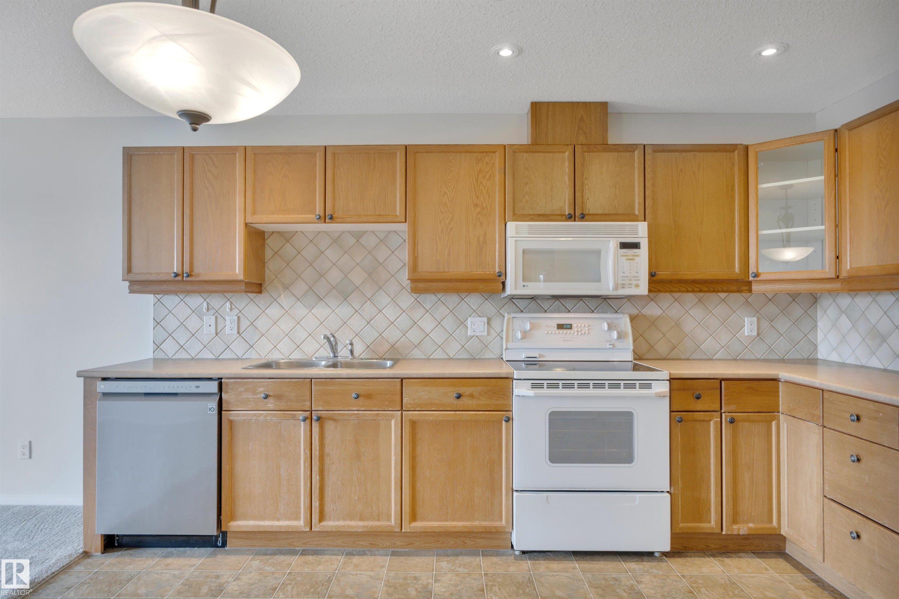 331 592 Hooke Road, Edmonton, AB - Indoor Photo Showing Kitchen With Double Sink