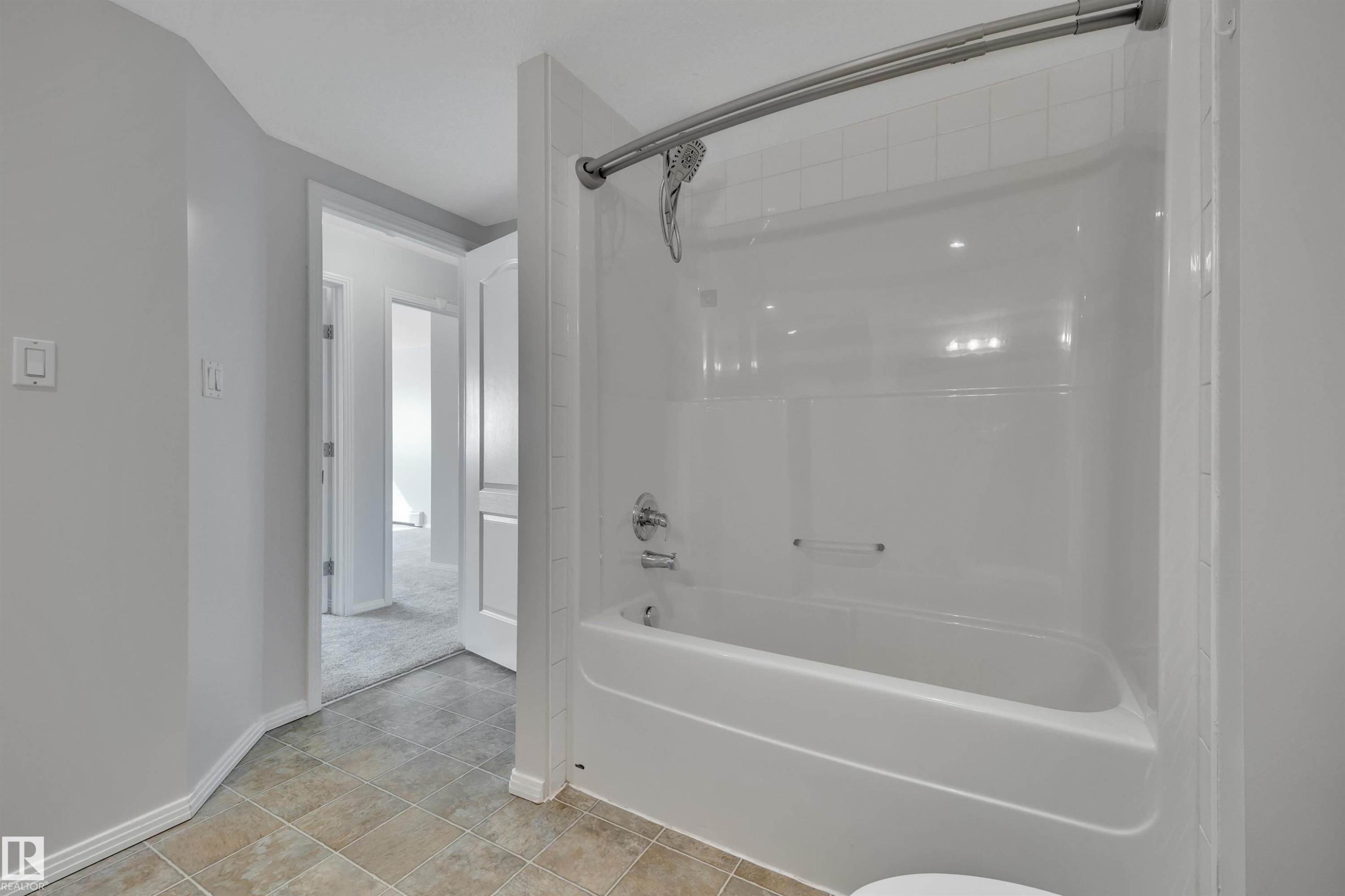 331 592 Hooke Road, Edmonton, AB - Indoor Photo Showing Bathroom