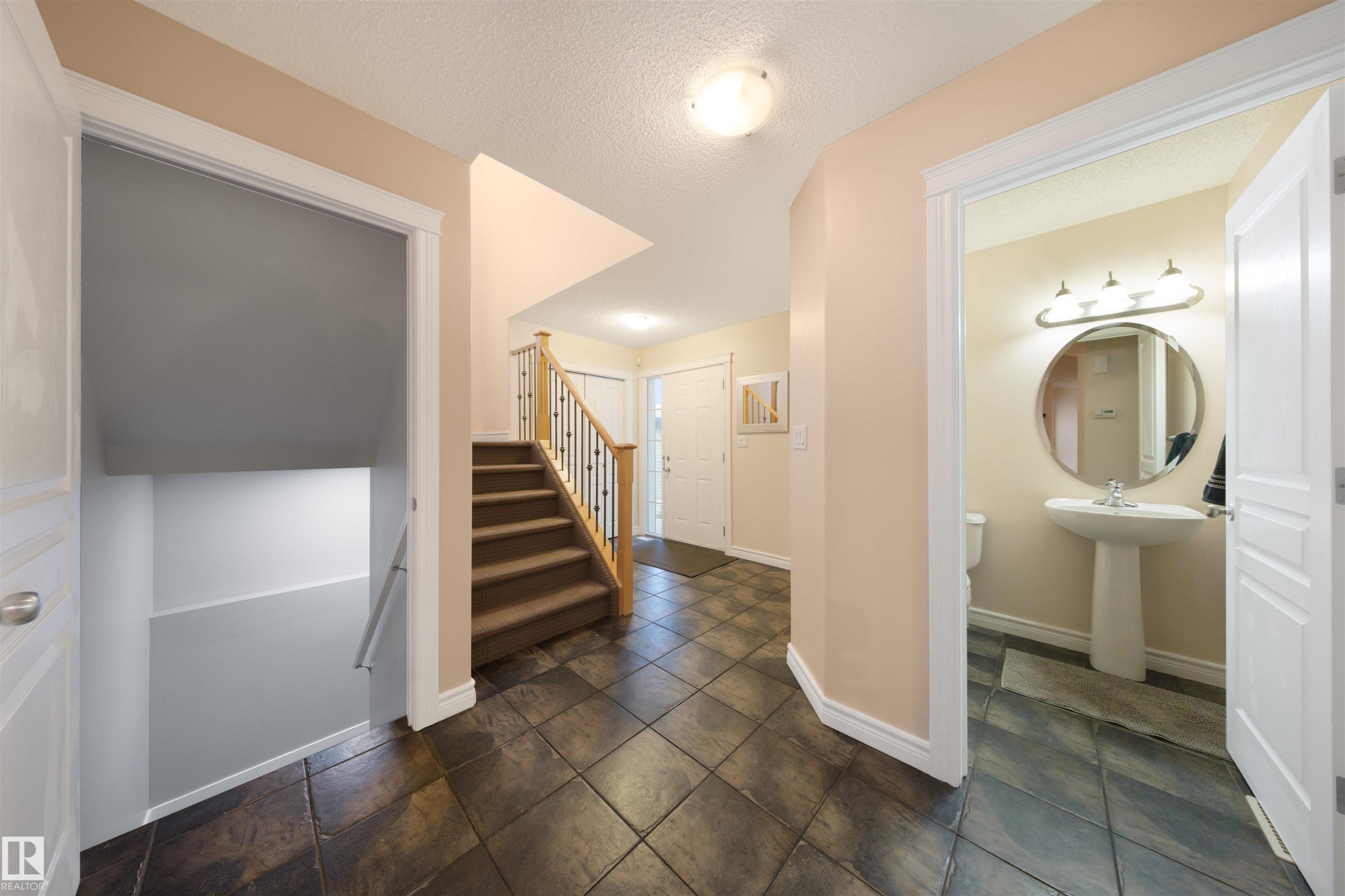 2708 Miles Place, Edmonton, AB - Indoor Photo Showing Other Room