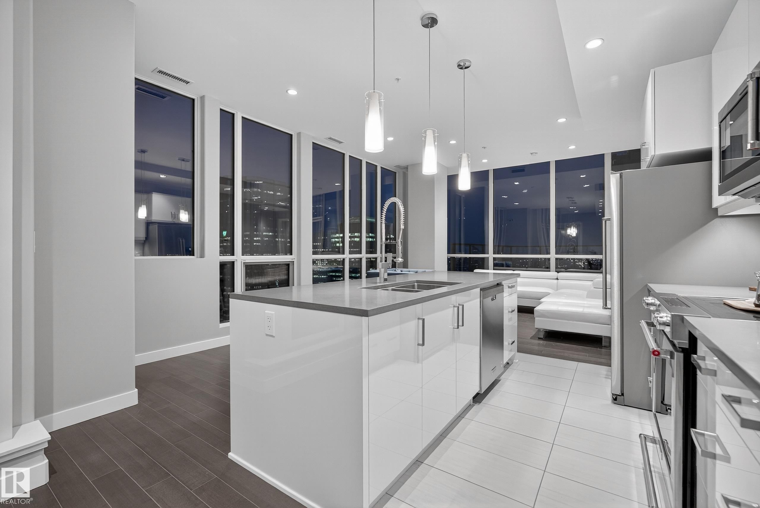 2901 10238 103 Street, Edmonton, AB - Indoor Photo Showing Kitchen With Double Sink With Upgraded Kitchen
