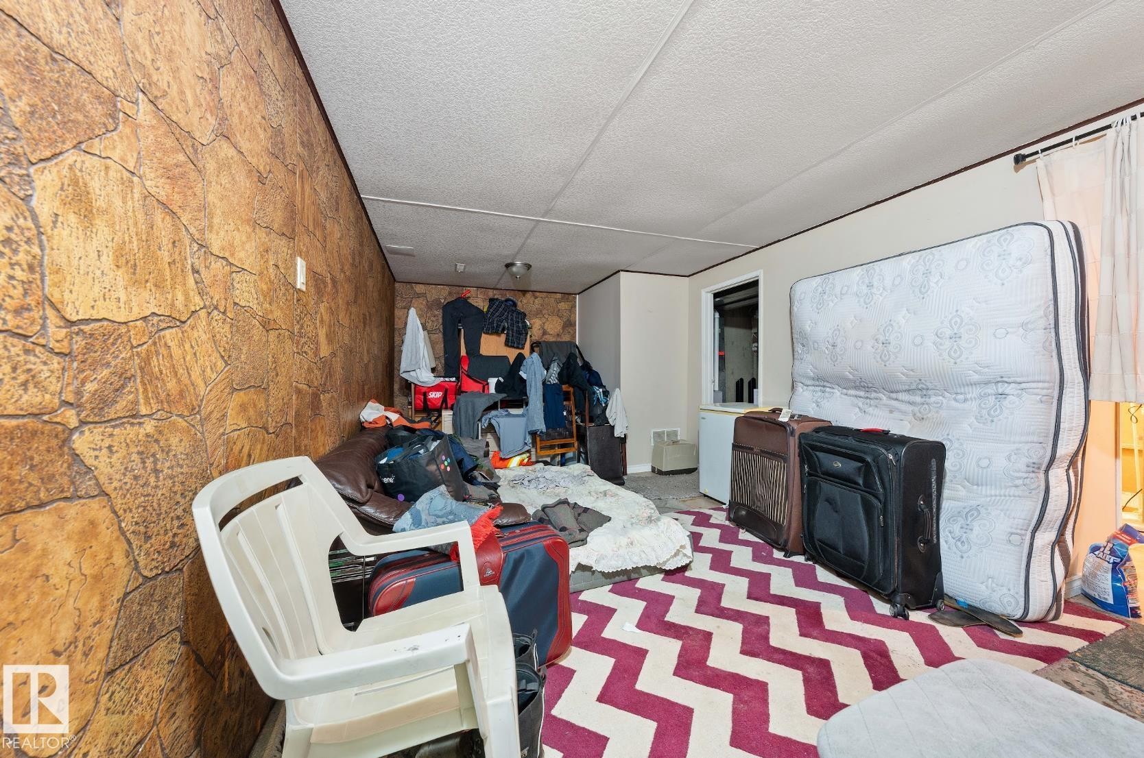 Living area - 285 Harrison Drive, Edmonton, AB - Indoor