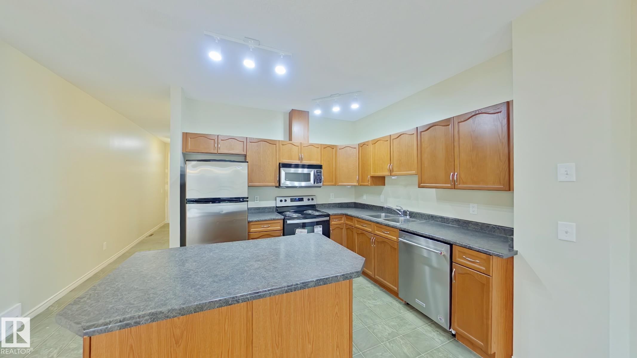 78 3010 33 Avenue, Edmonton, AB - Indoor Photo Showing Kitchen With Double Sink